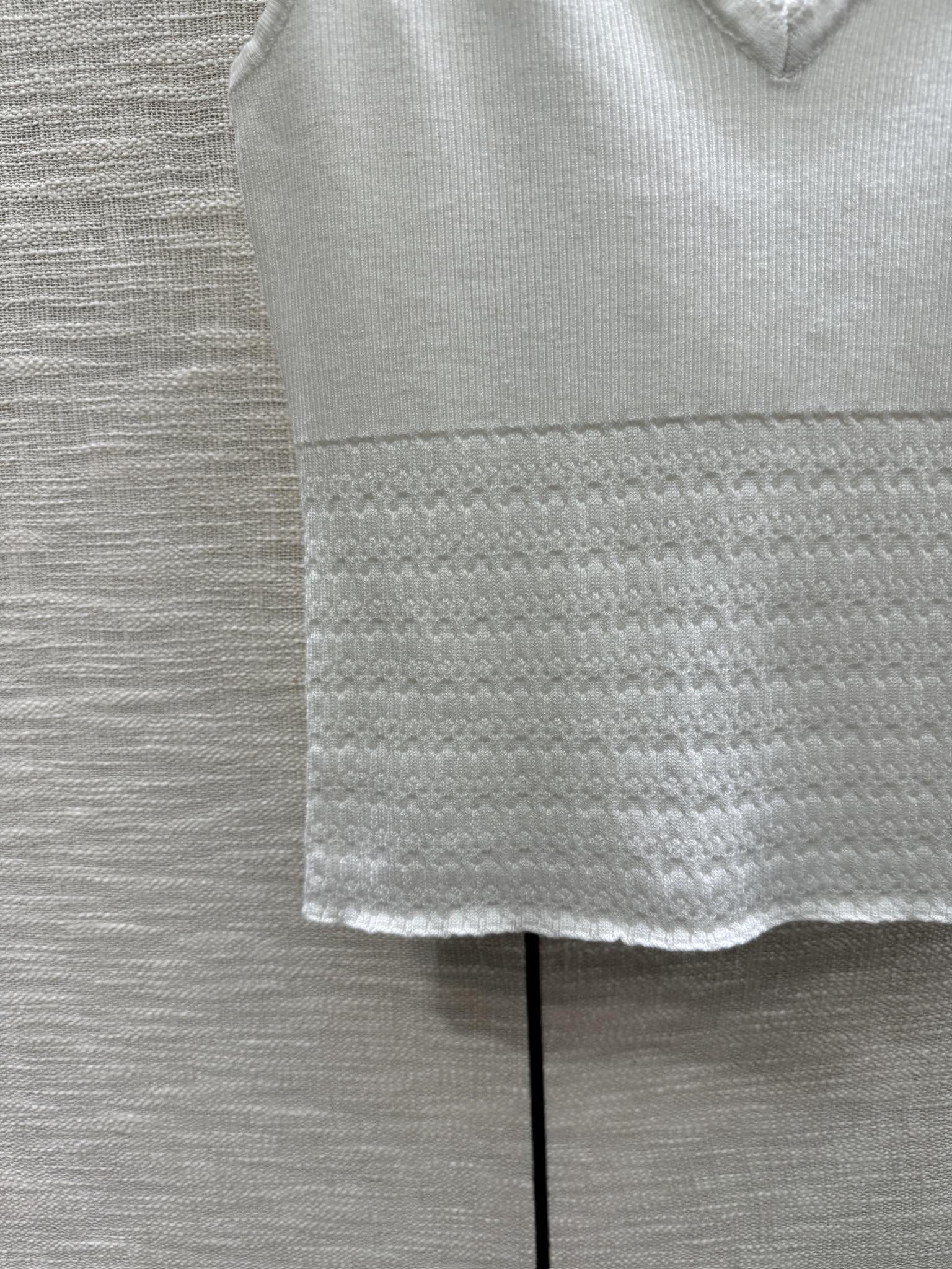 Вязаный жилет Chanel 2403 с V-образным вырезом - белый