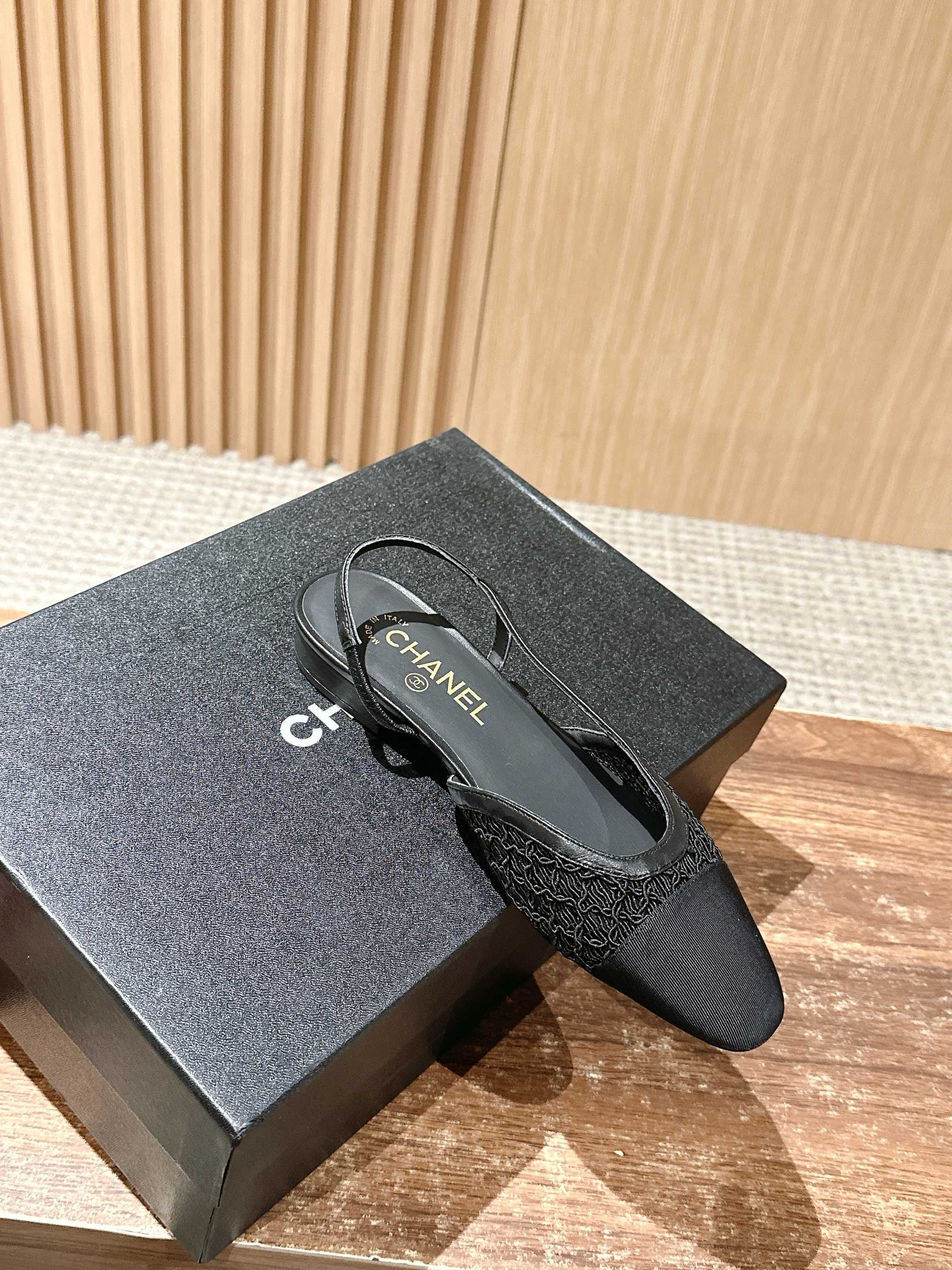 Chanel - Балетки с кружевом и лоскутным узором из шандунского шелка - Черные