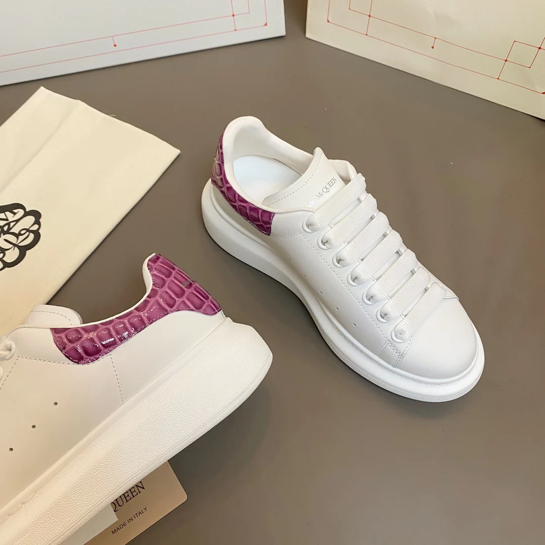 Белые кроссовки McQueen с фиолетовым тиснением под крокодиловую кожу.