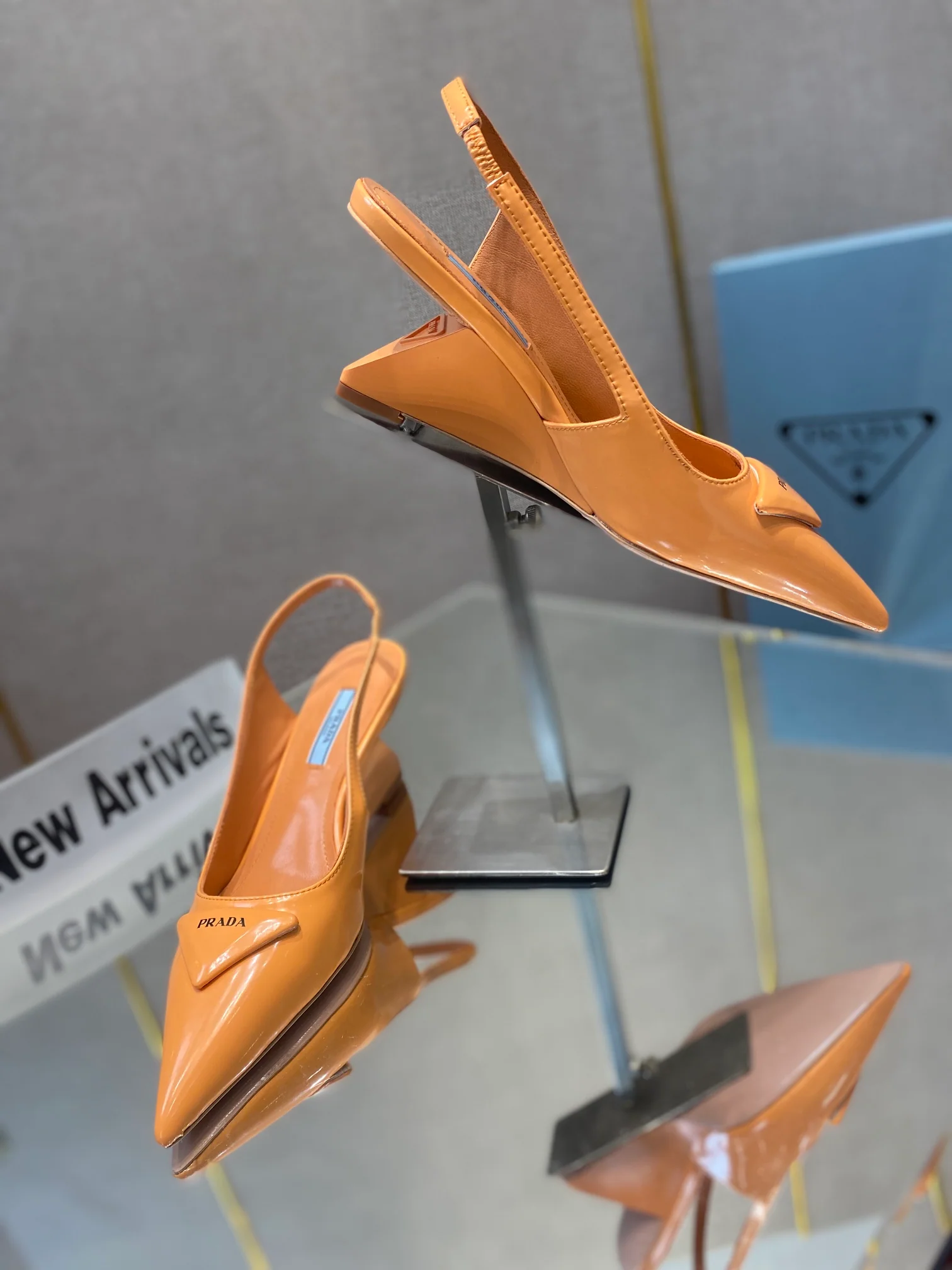 Обувь Prada - Prada - лакированные сандалии на низком каблуке - оранжевые