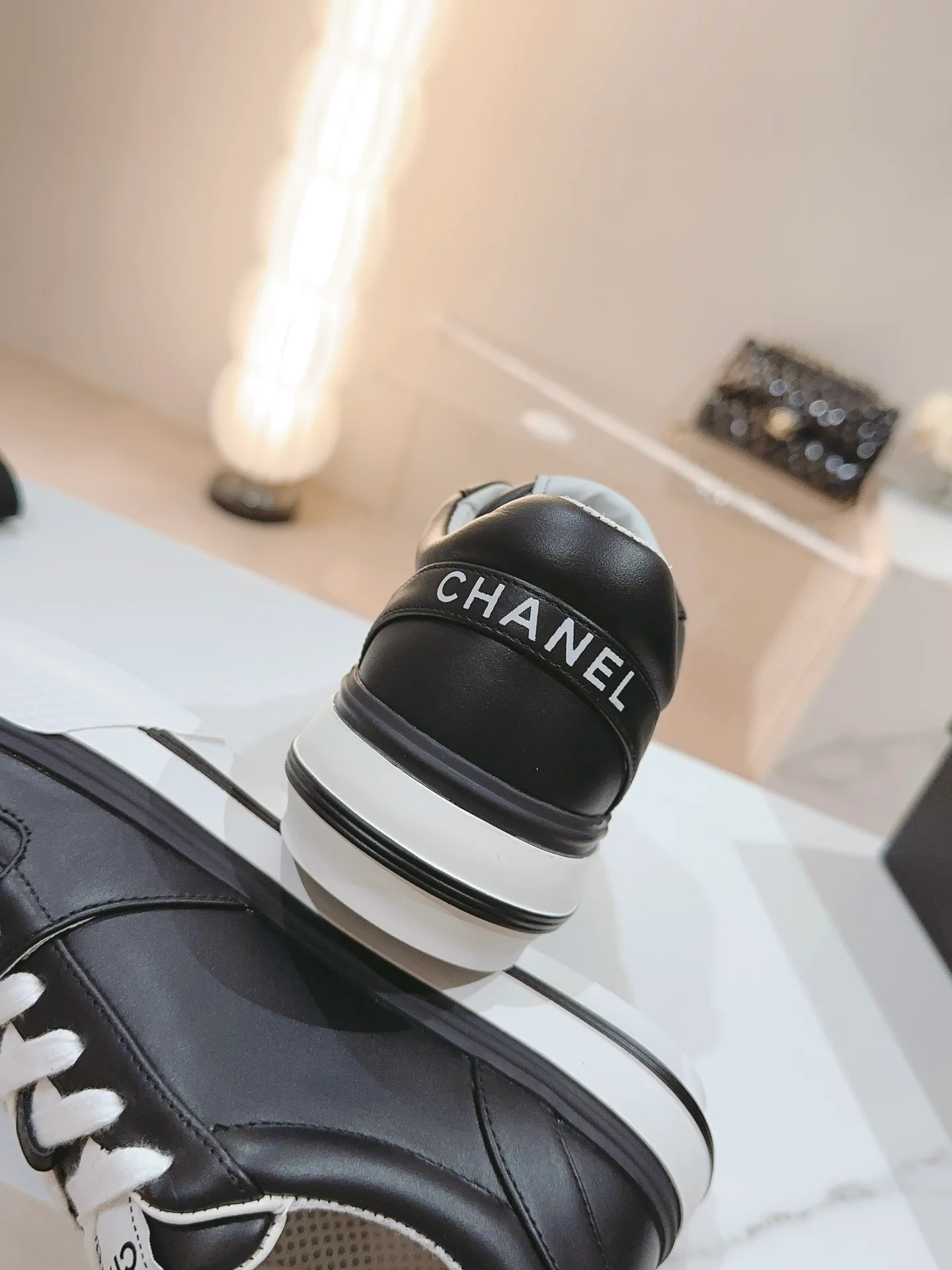 Новые поступления коллекции Chanel весна/лето 2023 - Кроссовки - Повседневные кроссовки - Черные