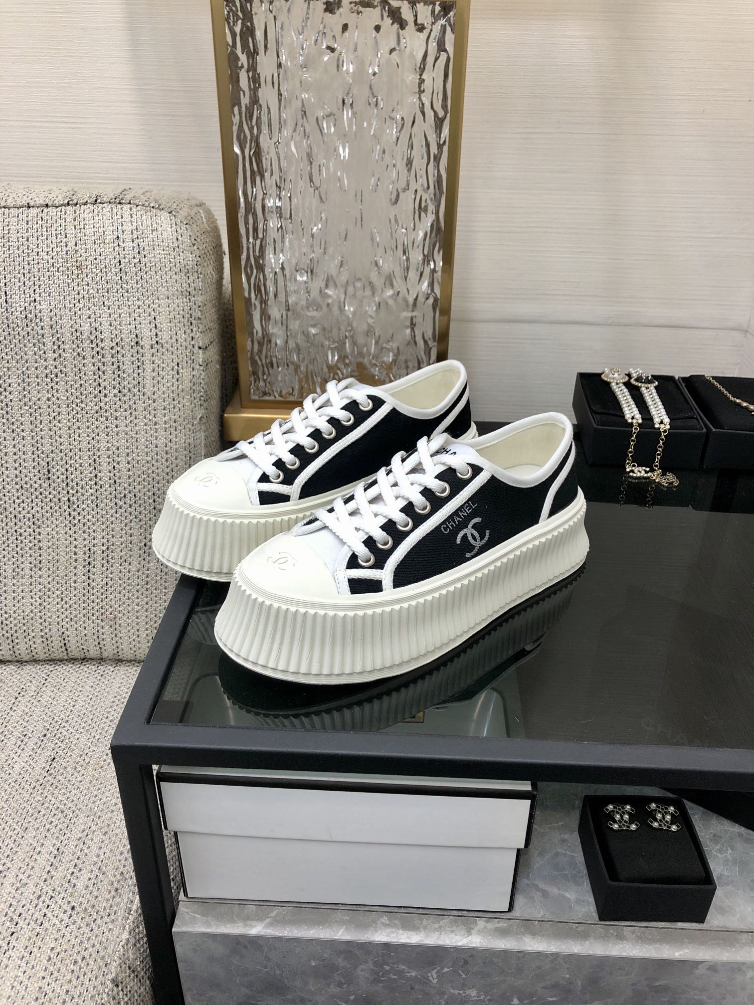 Новинка сезона весна/лето 2023 от Chanel - Туфли на платформе из парусины - Черные