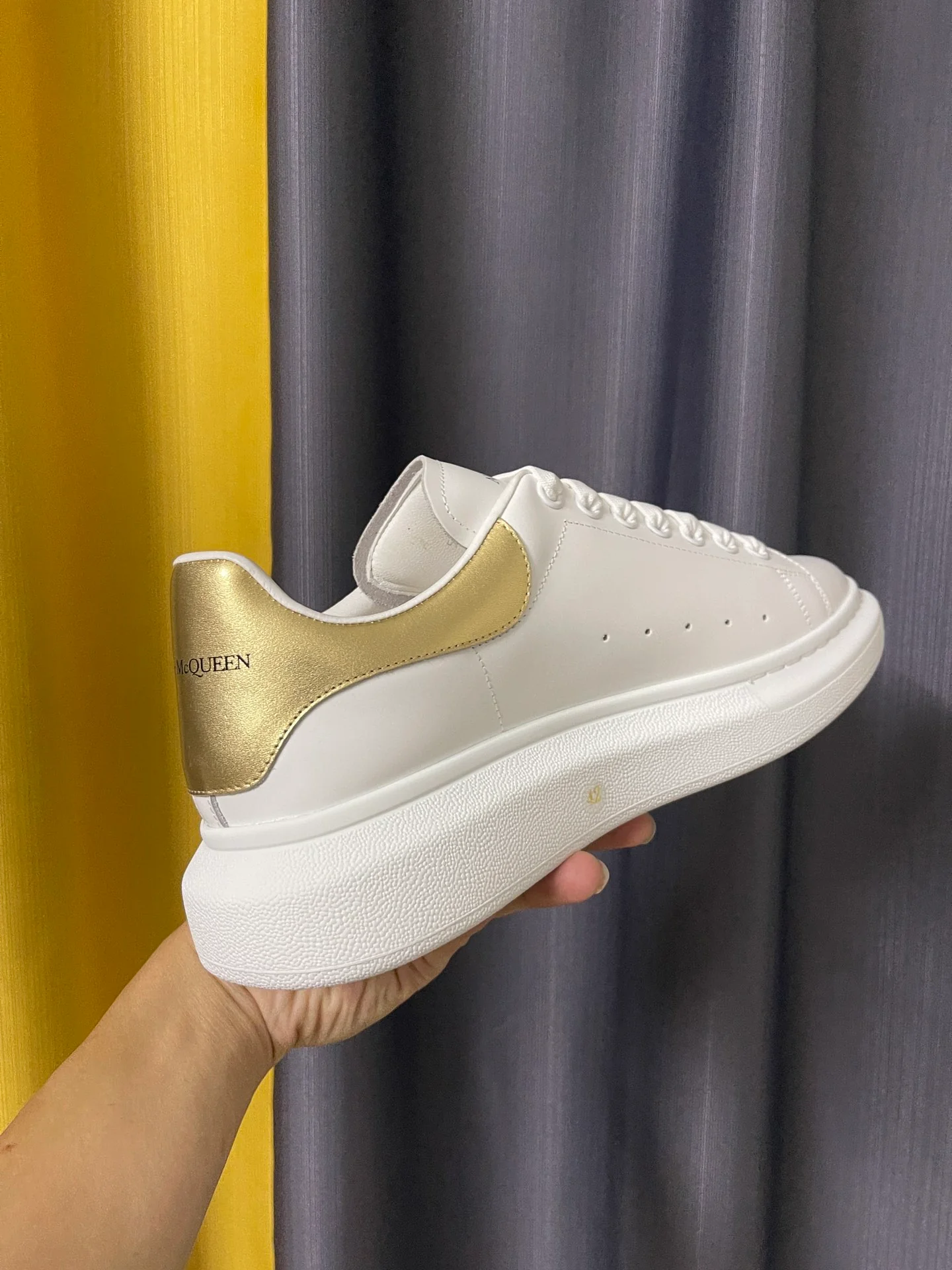 Классические белые кроссовки McQueen - унисекс - золотистый кожаный каблук