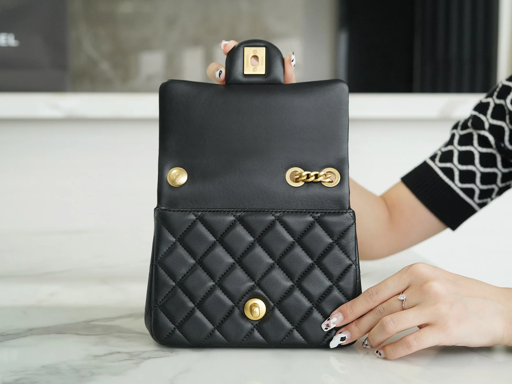 Пряжка Chanel 23 в стиле ?Камелия? — черная.