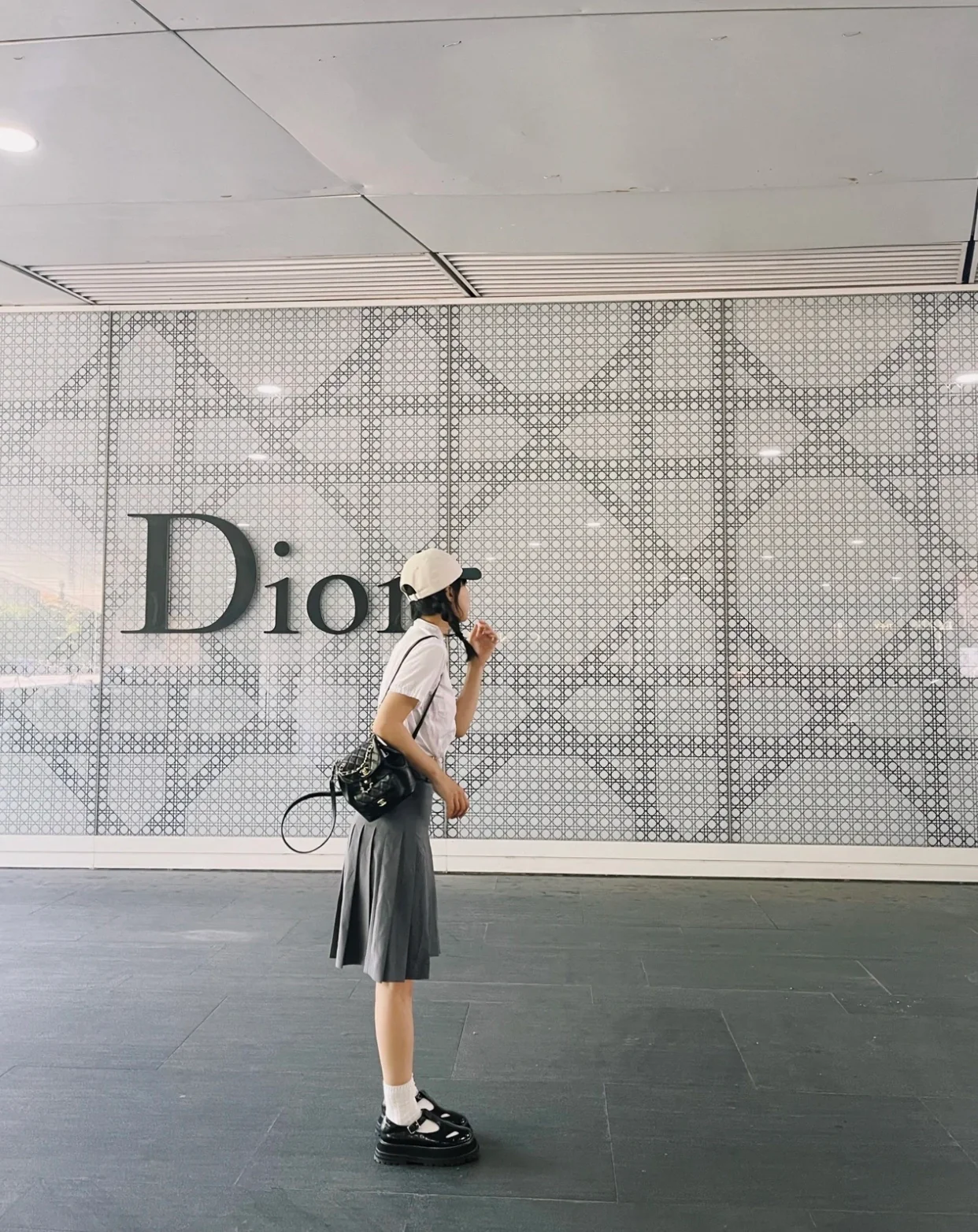 Рюкзак Chanel — черный, из вощеной кожи.