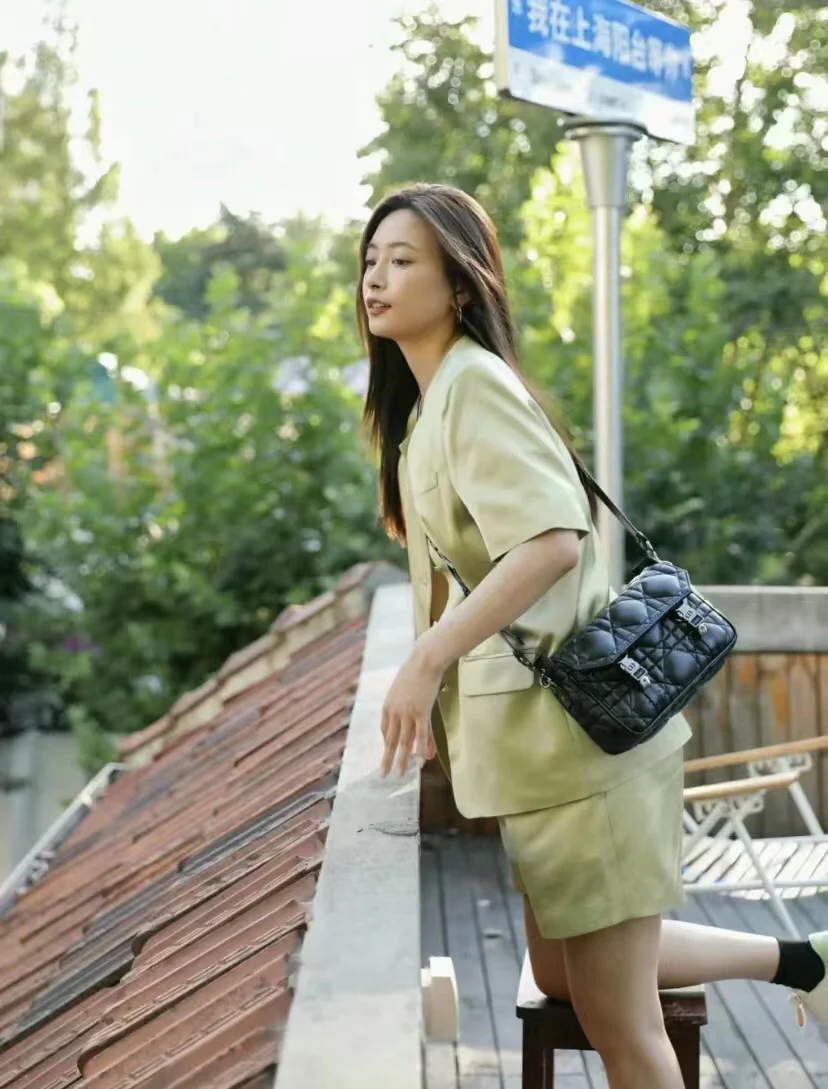 Сумка-мессенджер Dior Camp Cannage - Маленькая - Черная - На фото в одежде