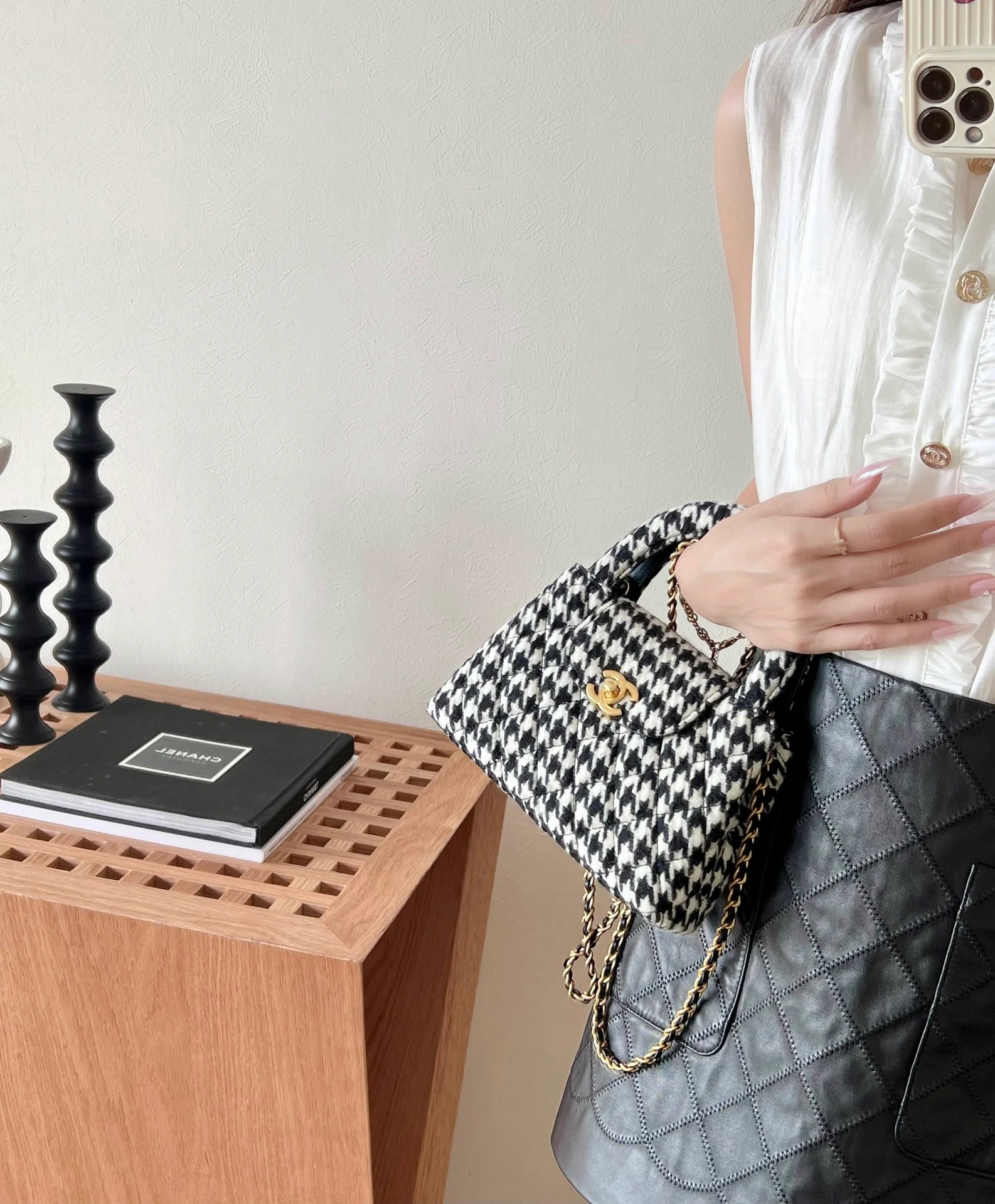 Сумка Chanel Kelly на цепочке с узором ?гусиная лапка?.