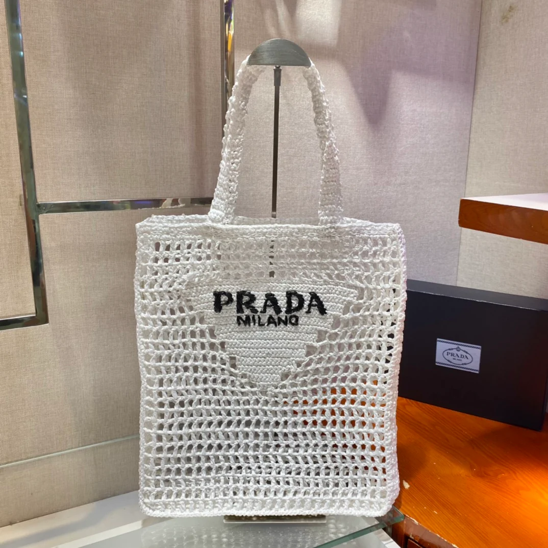 Сумка-тоут Prada из рафии, белая.