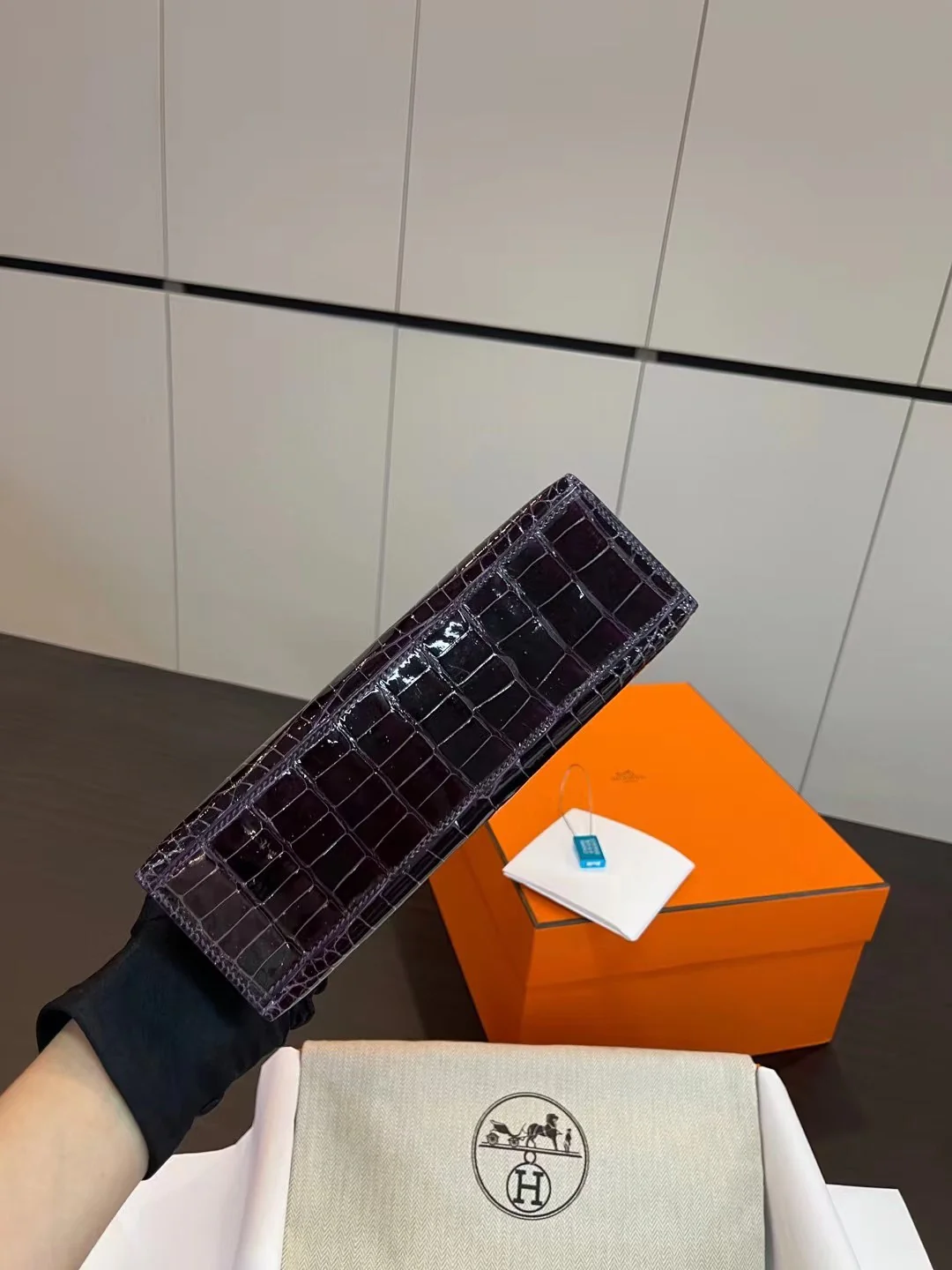 Миниатюрная пряжка Hermes Kelly 1-го поколения из кожи аллигатора, 9 г, с аметистом и золотом.