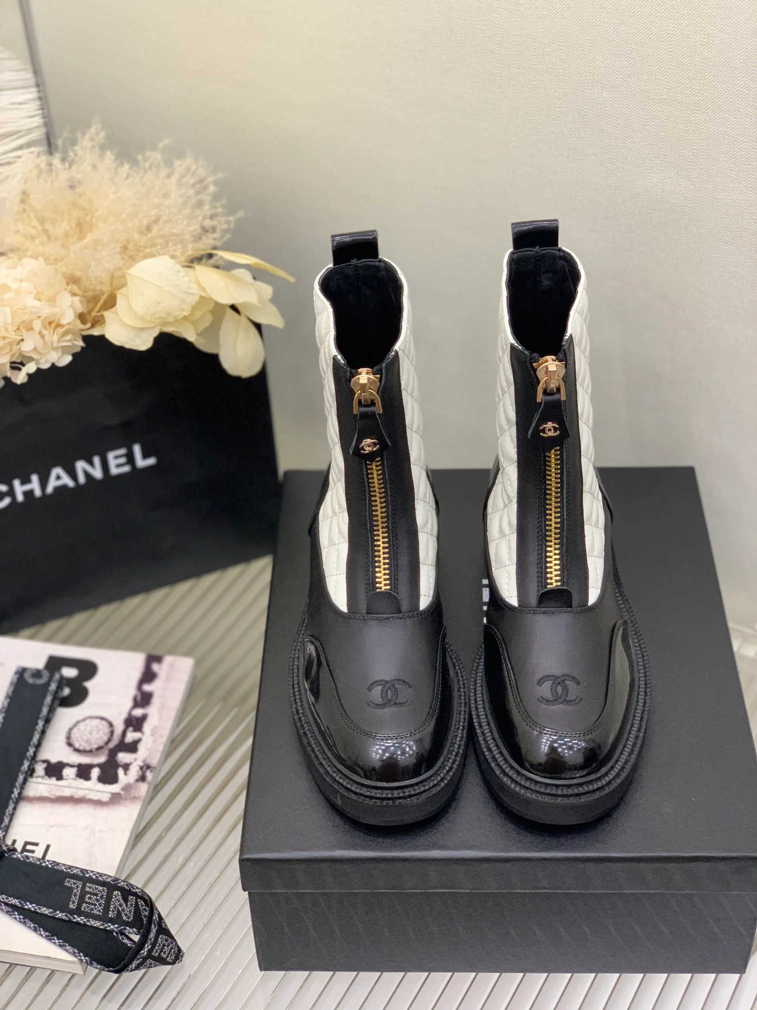 Ботинки средней высоты Chanel из коллекции 2022 года, украшенные бриллиантами - белые.