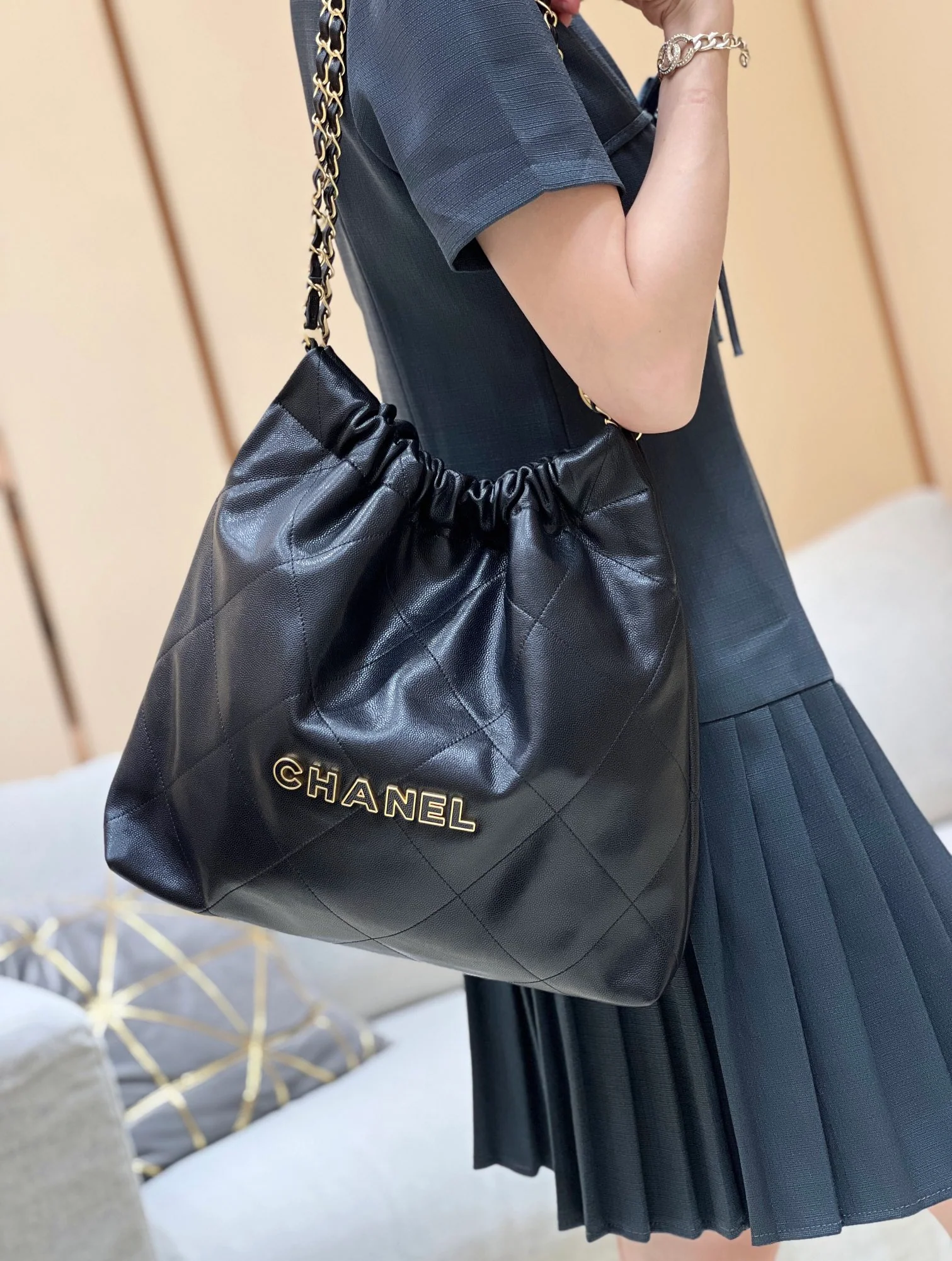 Chanel - черная кожаная сумка длиной 22 дюйма с текстурой в виде шариков (дизайн мусорного мешка).