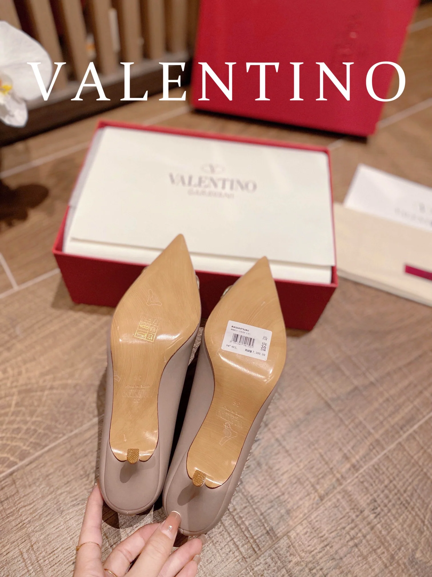 Туфли на высоком каблуке Valentino с V-образной бронзовой пряжкой - розовые