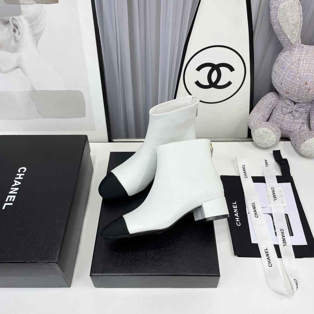 Новинка сезона осень/зима 2022 от Chanel — ботильоны на низком каблуке.