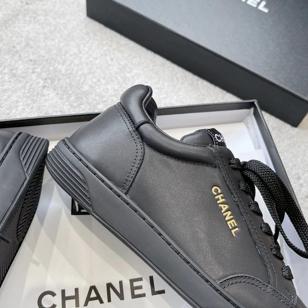 Новинка сезона весна/лето 2023 от Chanel - кроссовки с золотистой отделкой - черные.