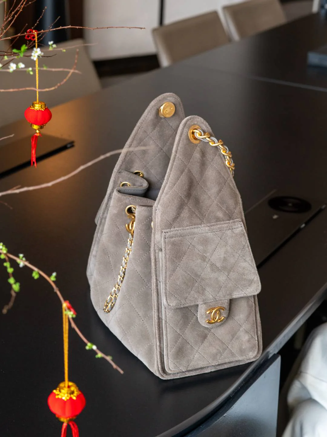 Сумка-хобо Chanel с завязками, замша, серая.