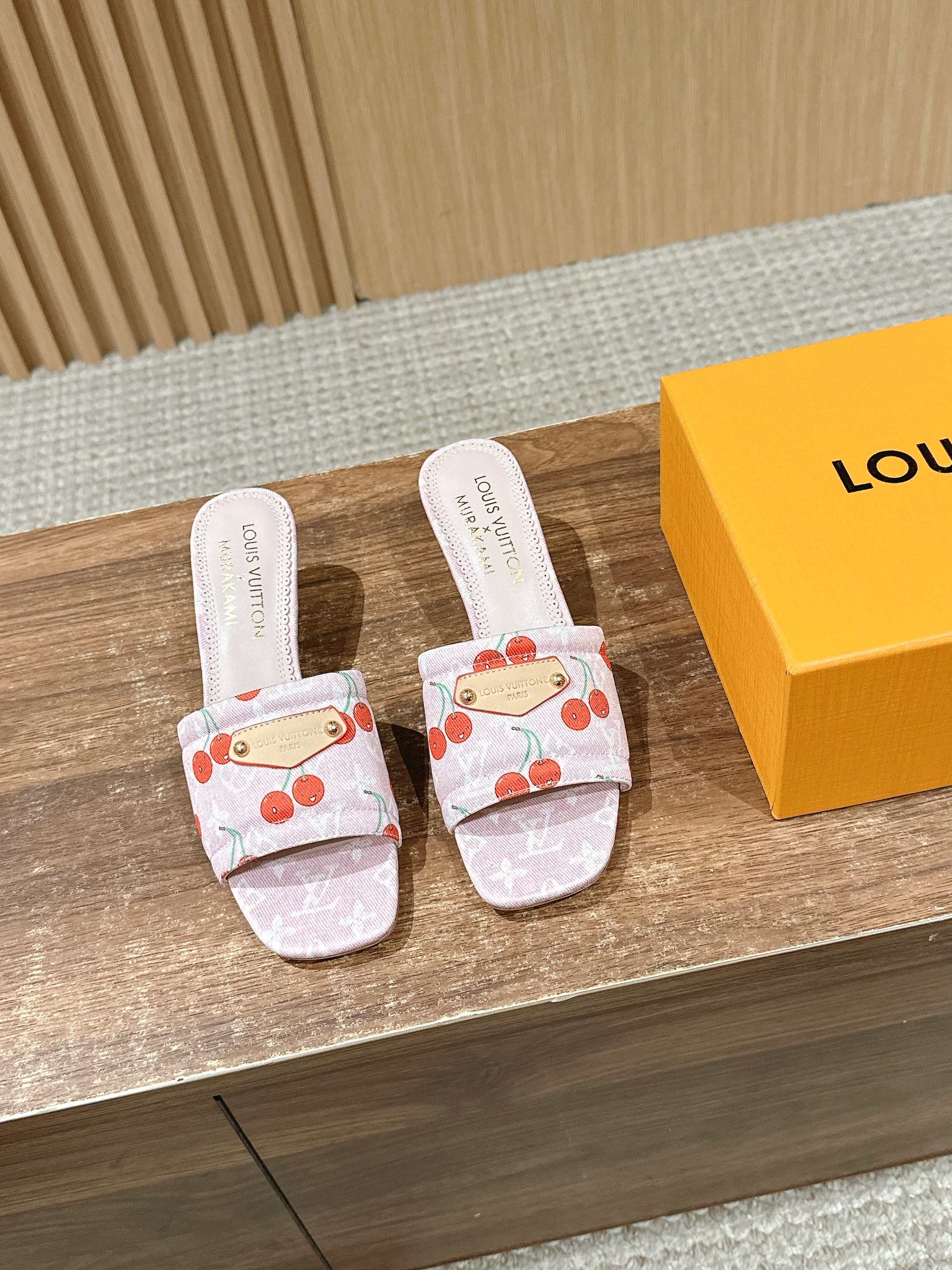 LV - Коллекция Такаши Мураками в стиле ретро - Сандалии на низком каблуке - Светло-розовые