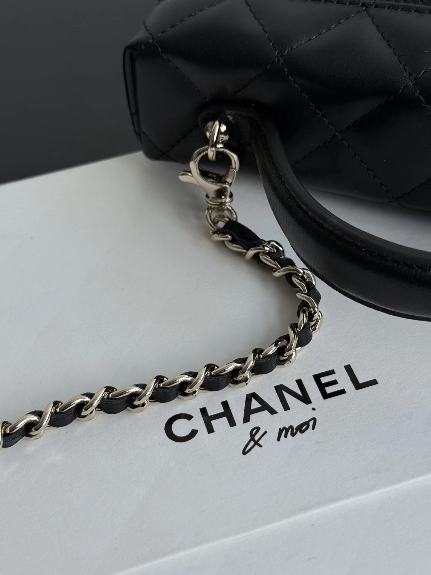 Сумка-ланчбокс Chanel 25c-LP из овечьей кожи - черная