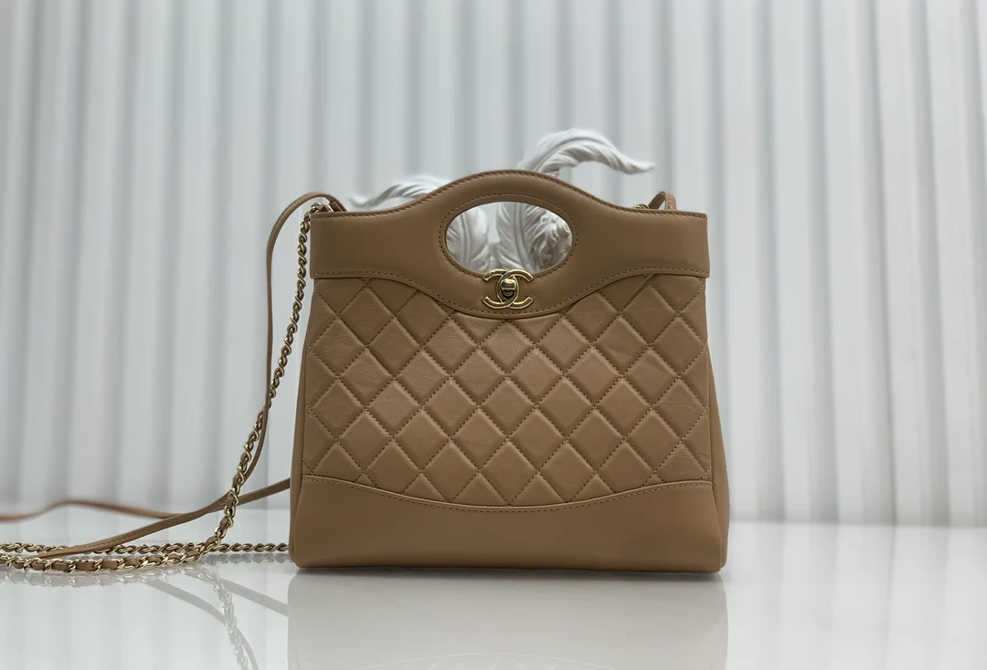 Мини-сумочка Chanel 24c31 из овечьей кожи абрикосового цвета.