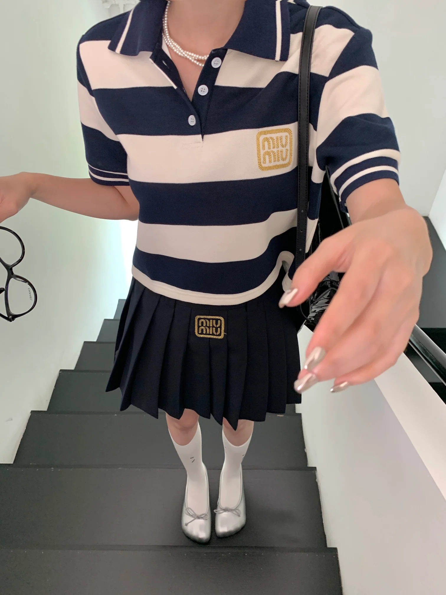 Комплект Miu Miu-2404-24ss: повседневная рубашка-поло и плиссированная юбка.