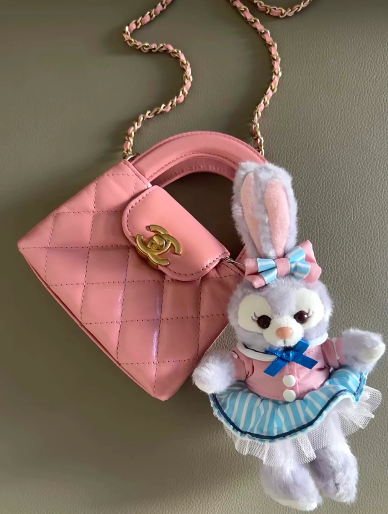 Мини-сумочка Chanel Kelly на цепочке - кораллово-розовая