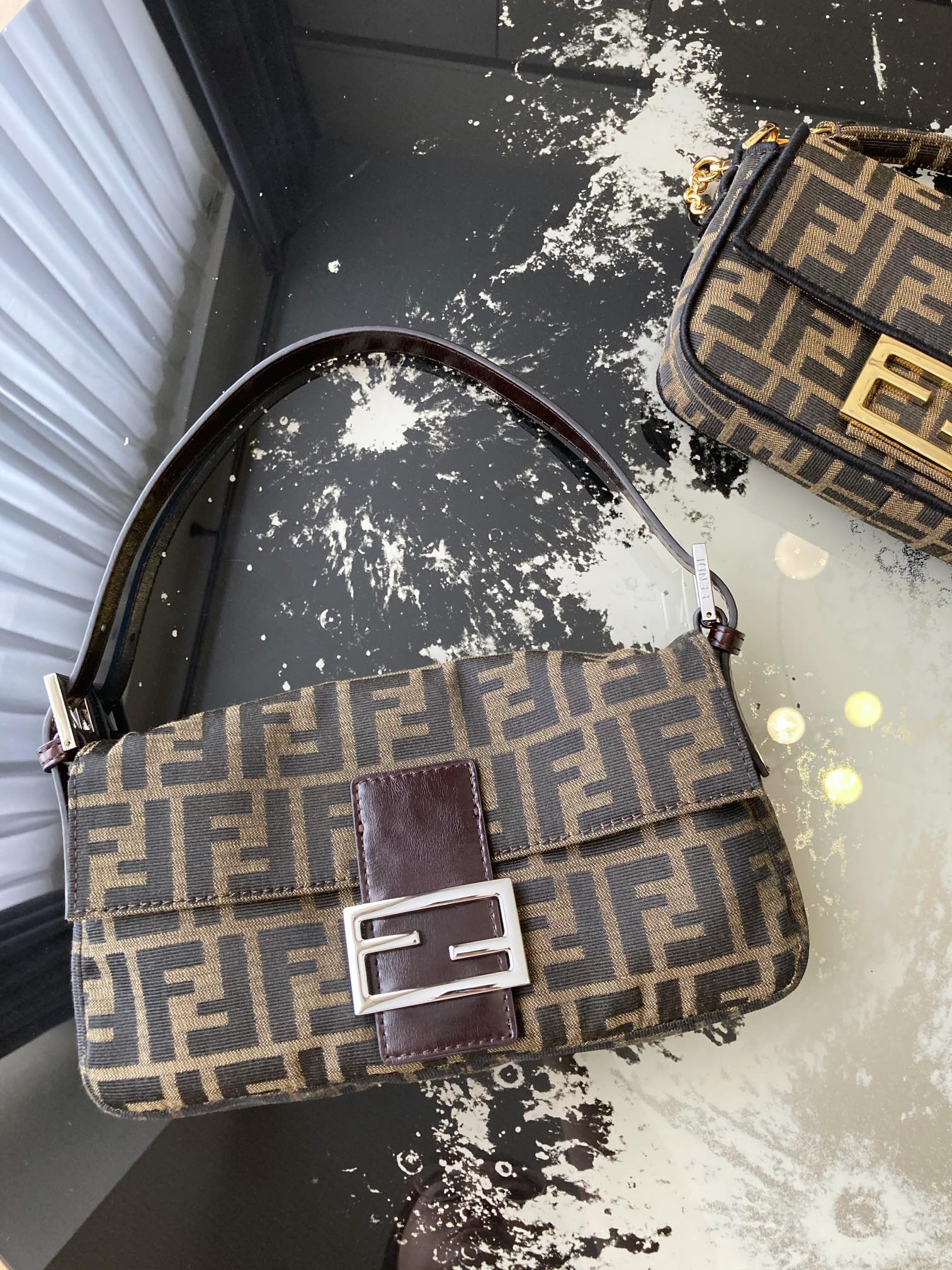 Сумка Fendi Baguette среднего размера, коричневая.