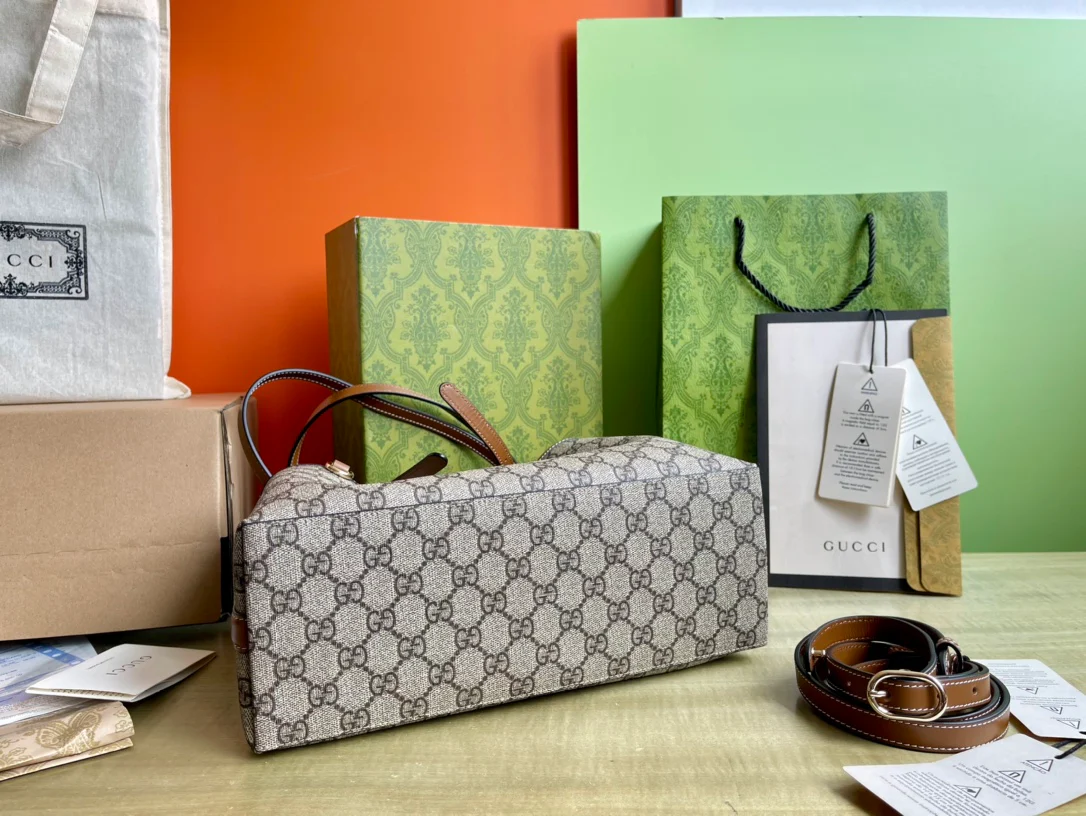 Маленькая сумка-тоут Gucci 2025 из коричневой кожи.