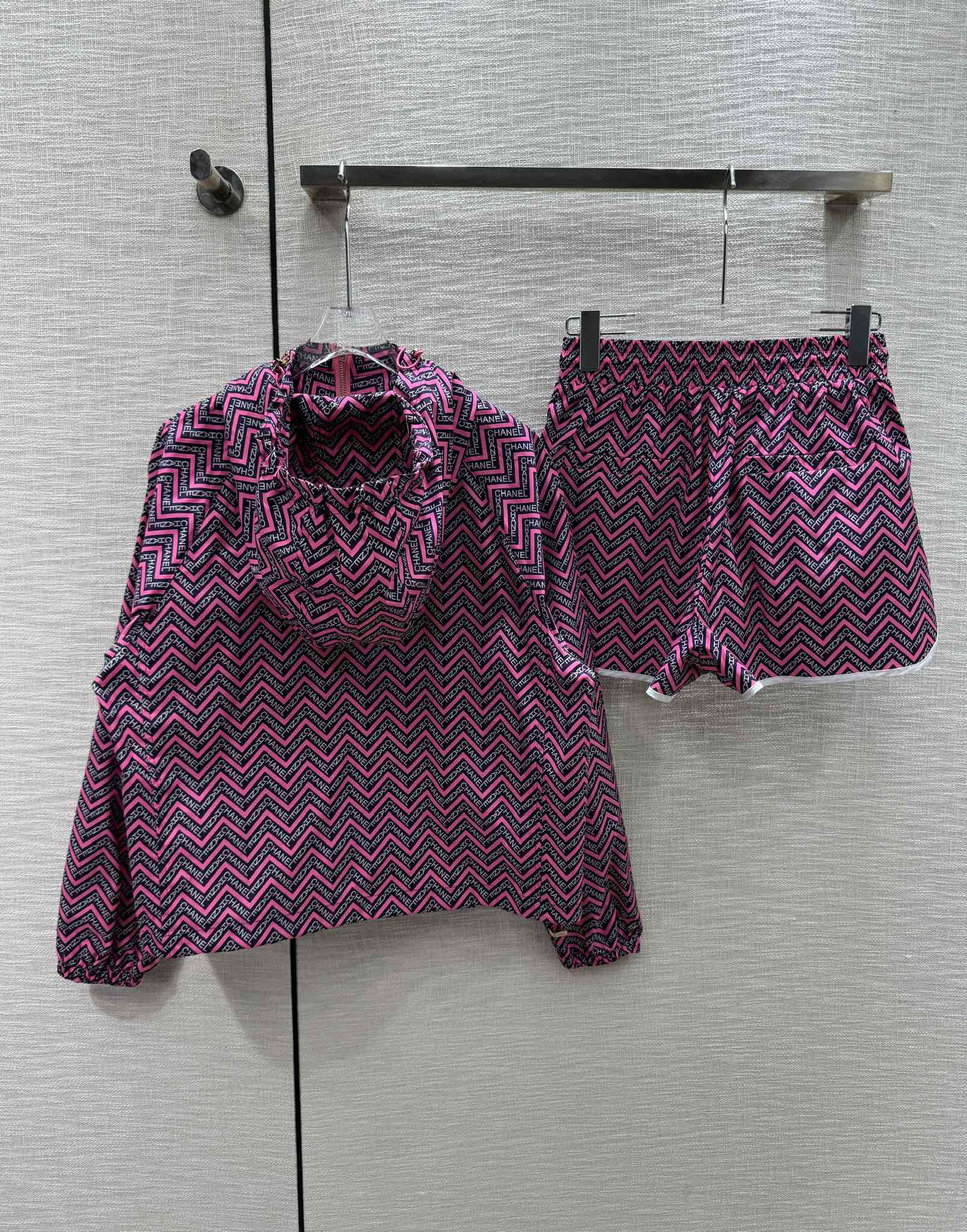 Костюм Chanel 2404 с буквенным принтом - фиолетовый