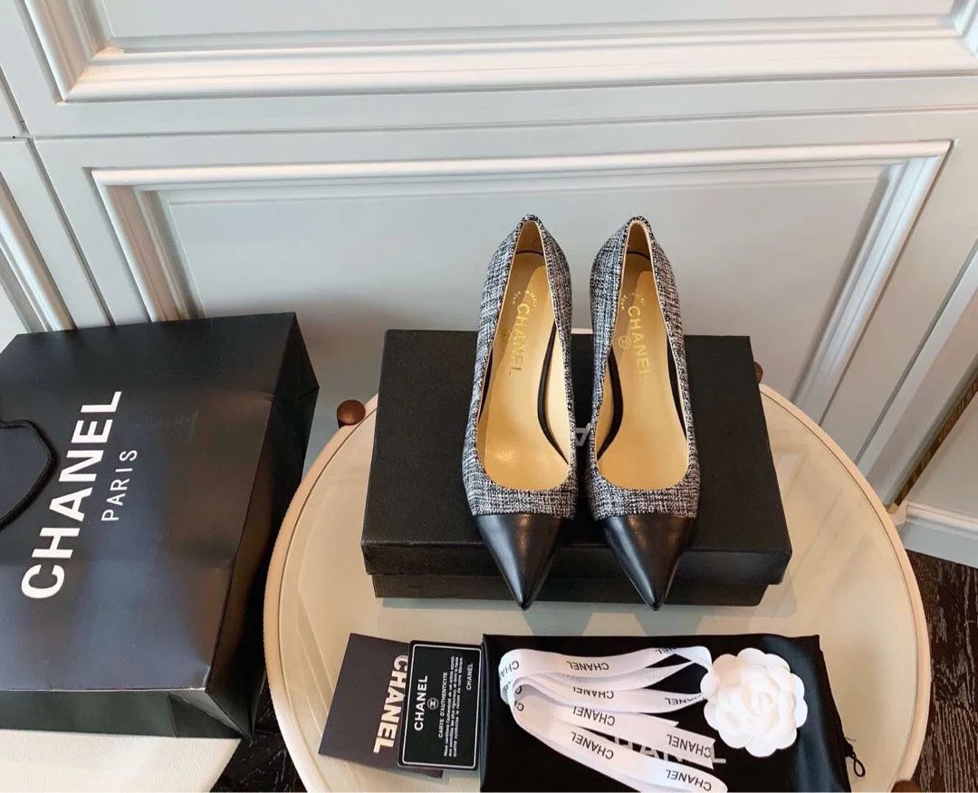 Chanel - Туфли на высоком каблуке с острым носком, украшенные жемчугом - 1