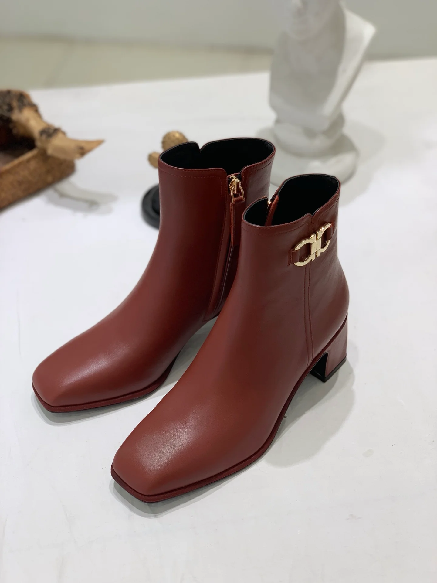 Ботильоны Salvatore Ferragamo осень/зима 2022 - Gancini с двойной пряжкой в ??виде подковы на массивном каблуке - бордовые