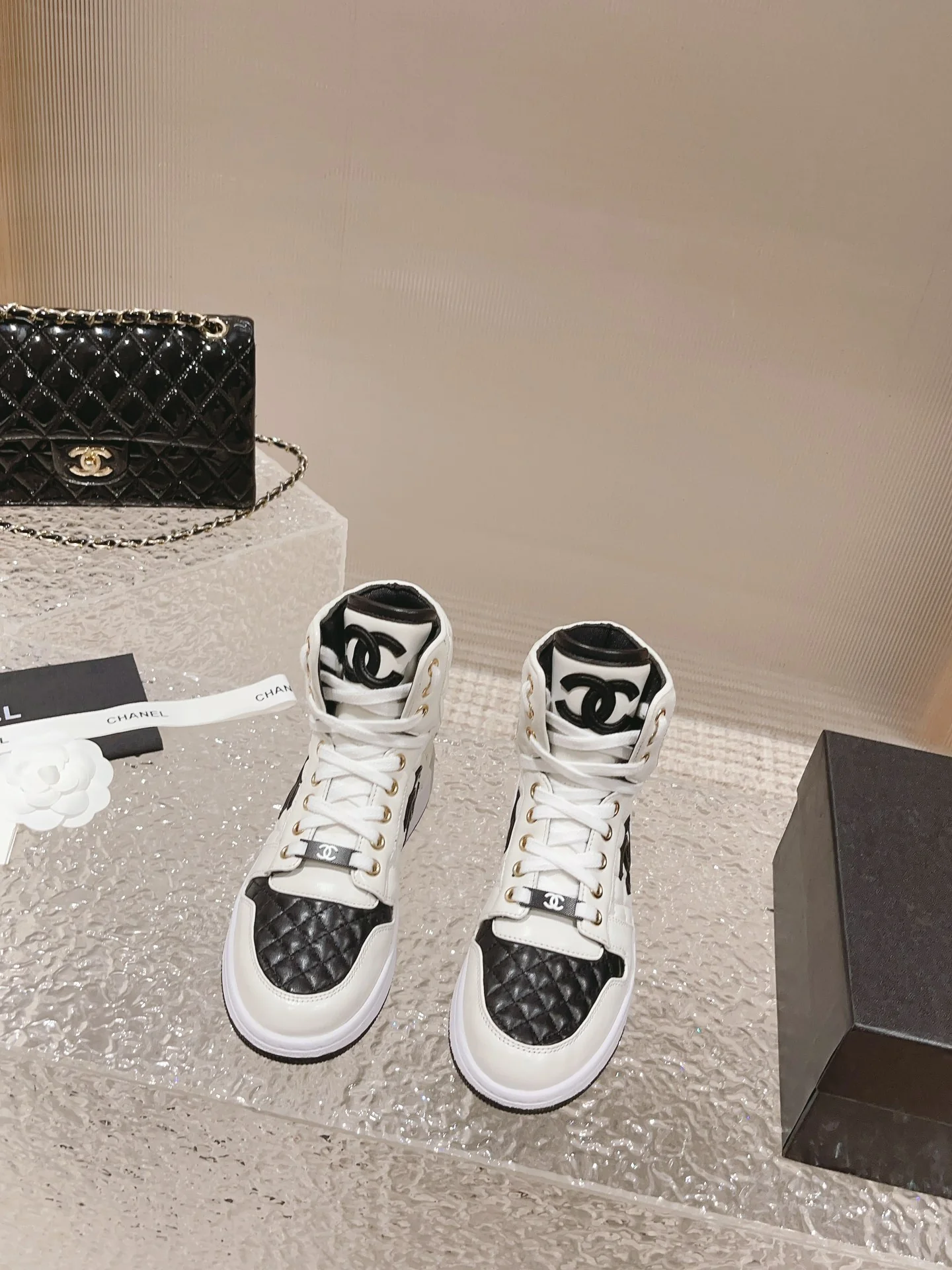 Высокие кроссовки Chanel - белые с ромбовидным узором