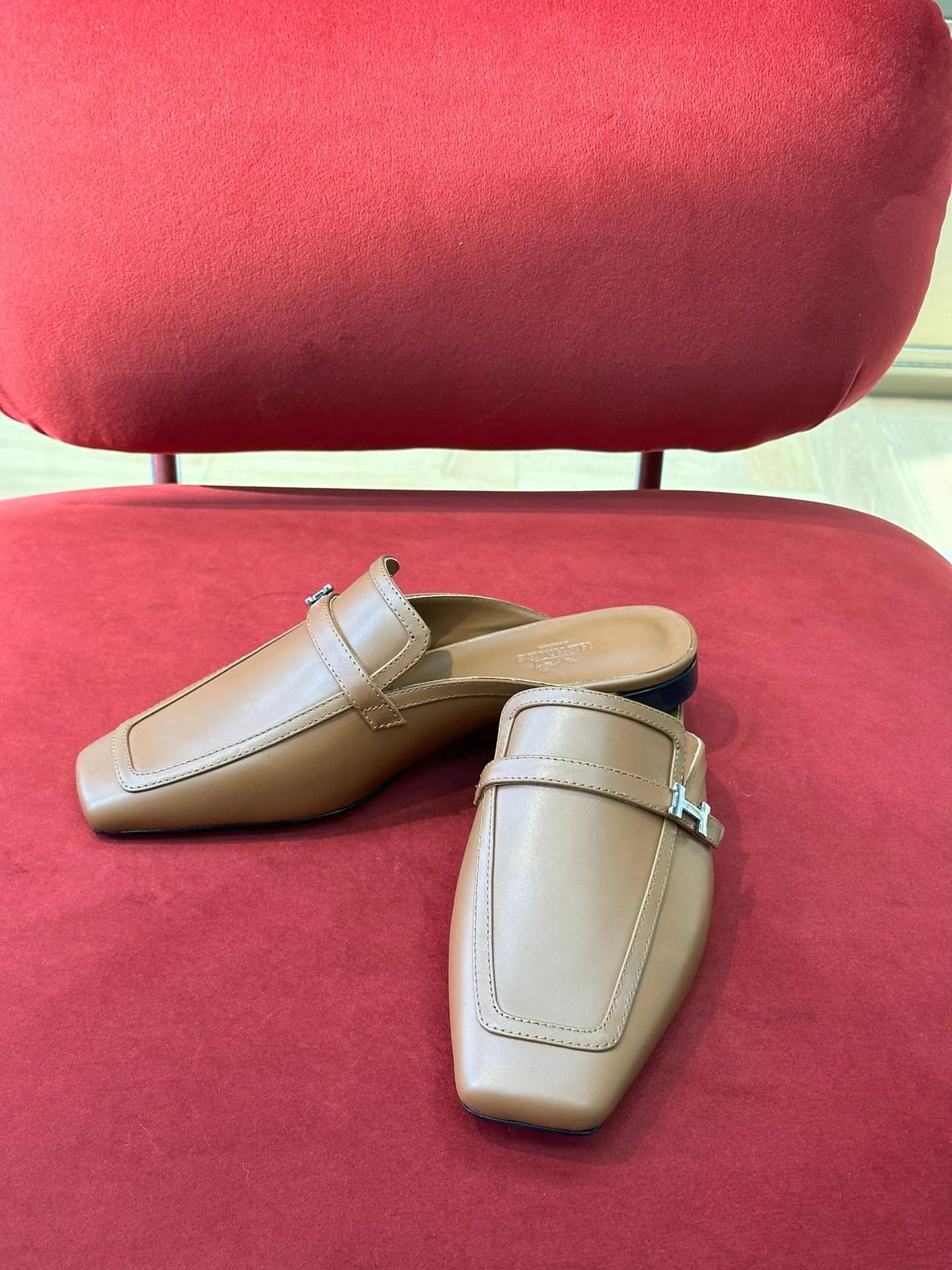 Новинка сезона весна/лето 2023 от Hermes - Кожаные тапочки с квадратным носком - Коричневые