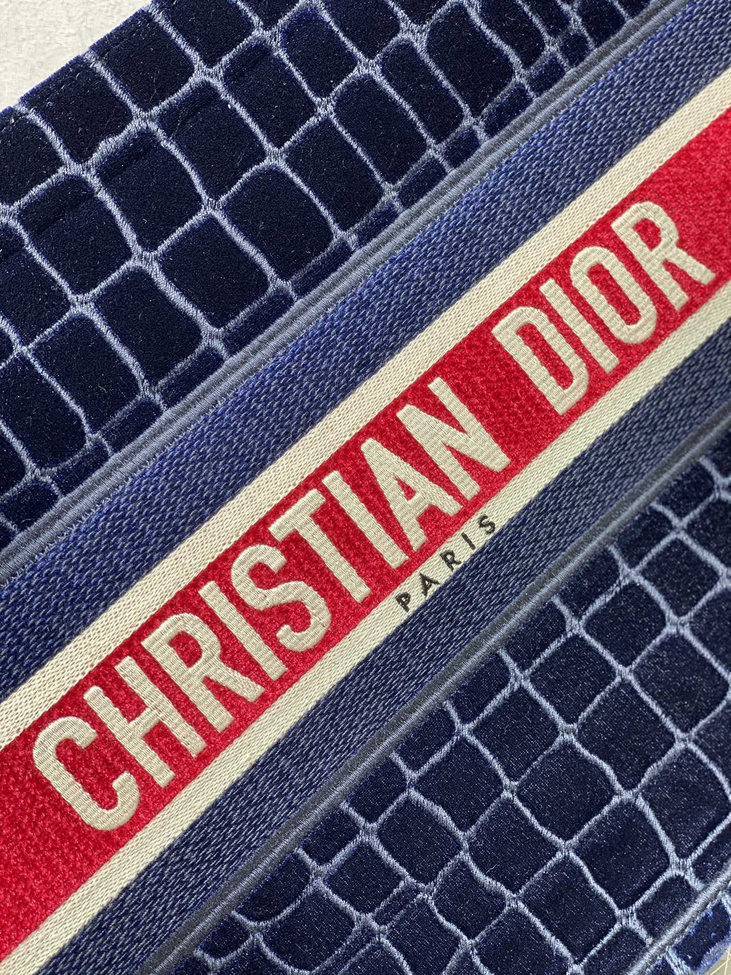 Сумка Dior Book Tote, маленький размер 36-5 см, с рисунком под крокодиловую кожу.