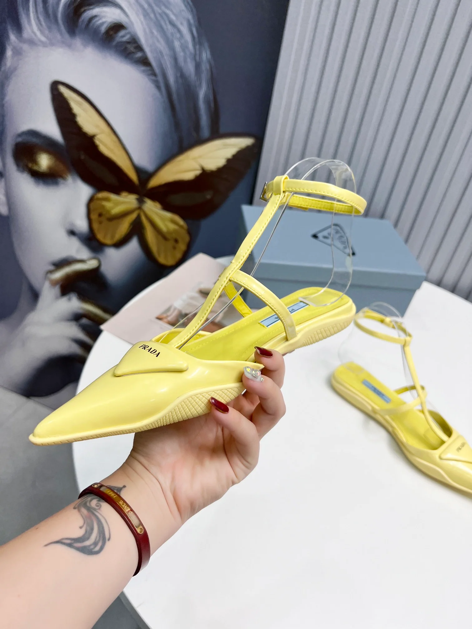 Prada - Желтые сандалии с острым носком