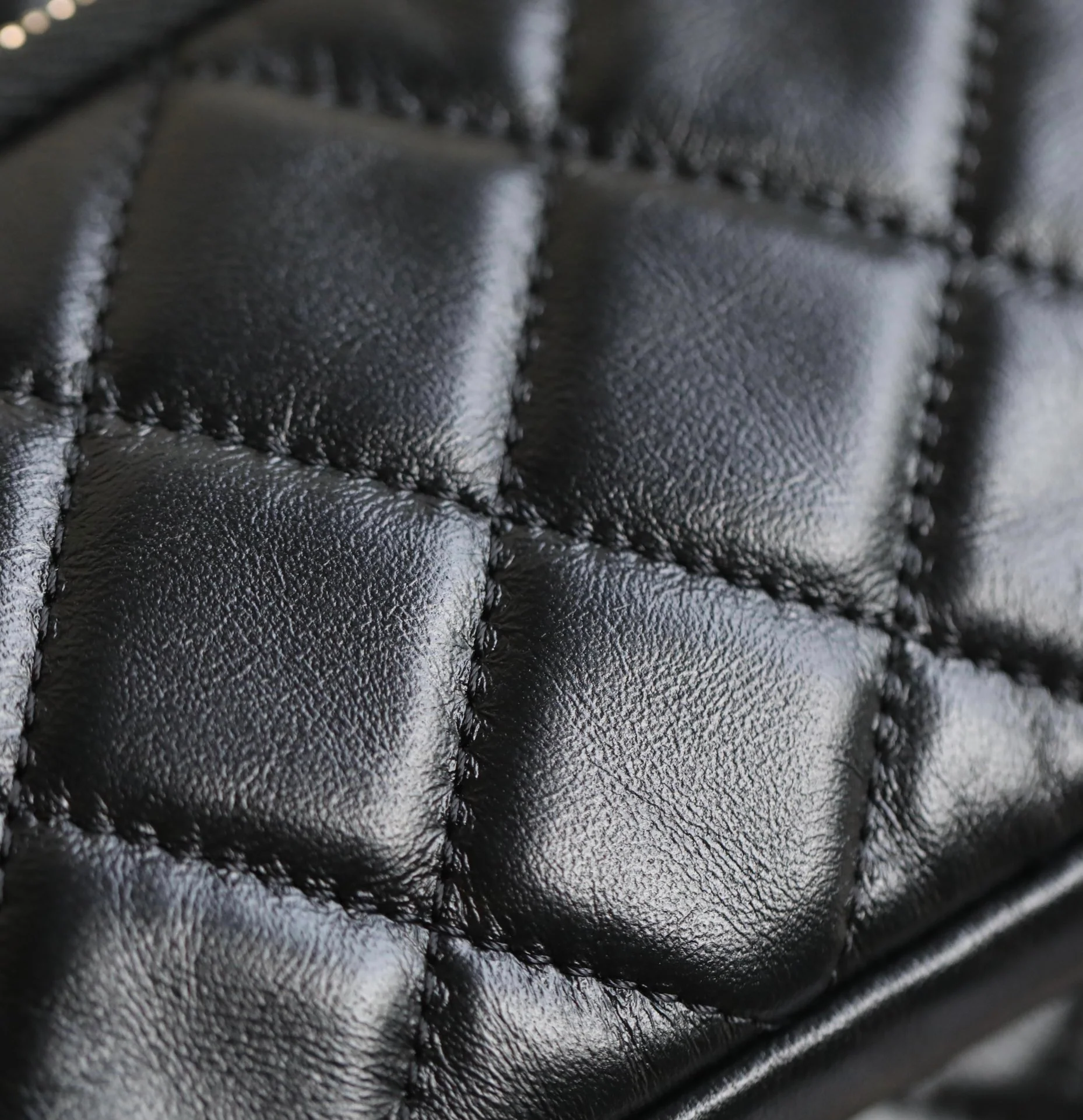 Сумка для фотоаппарата Chanel с двумя карманами из 24-каратного золота, маленькая, черная.