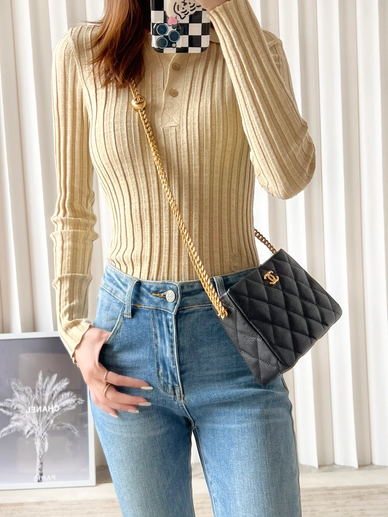 Новинка сезона весна/лето 2023 от Chanel - сумка-хобо в форме сердца - маленькая - черная - фотографии в действии.