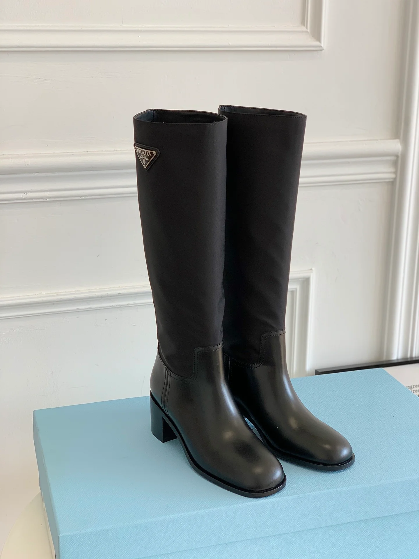 Новинка сезона осень/зима 2021 от Prada - Сапоги для верховой езды - Круглый носок на массивном каблуке