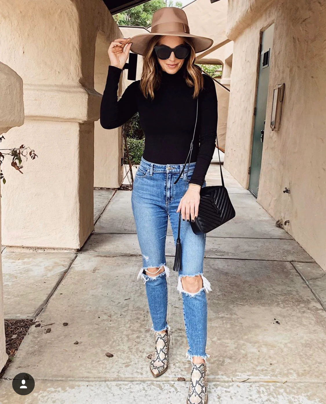 Фотосумка YSL Lou Bag — черная с черной пряжкой.