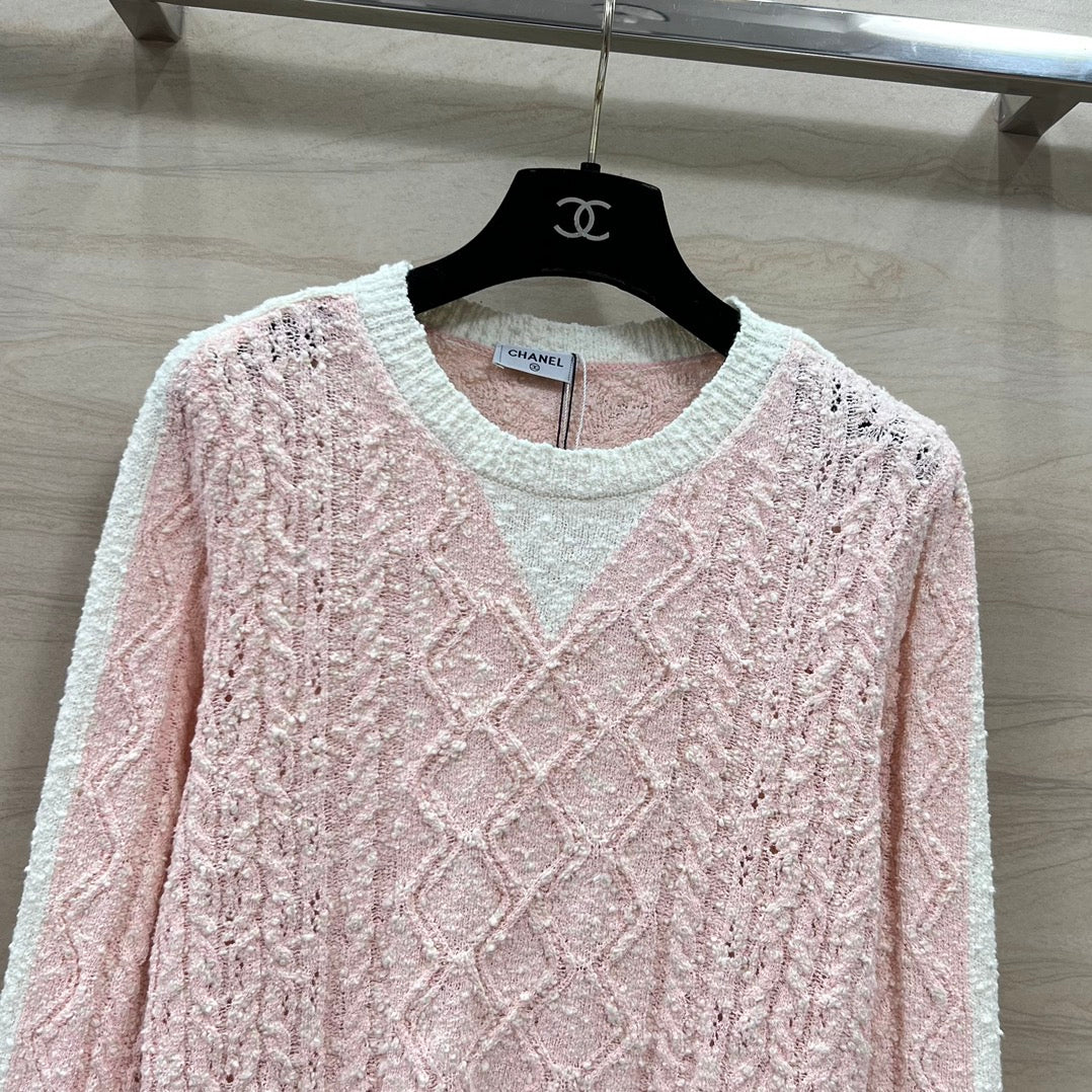 Трикотажный топ с длинными рукавами из коллекции Chanel 2403 Resort, белый и розовый.