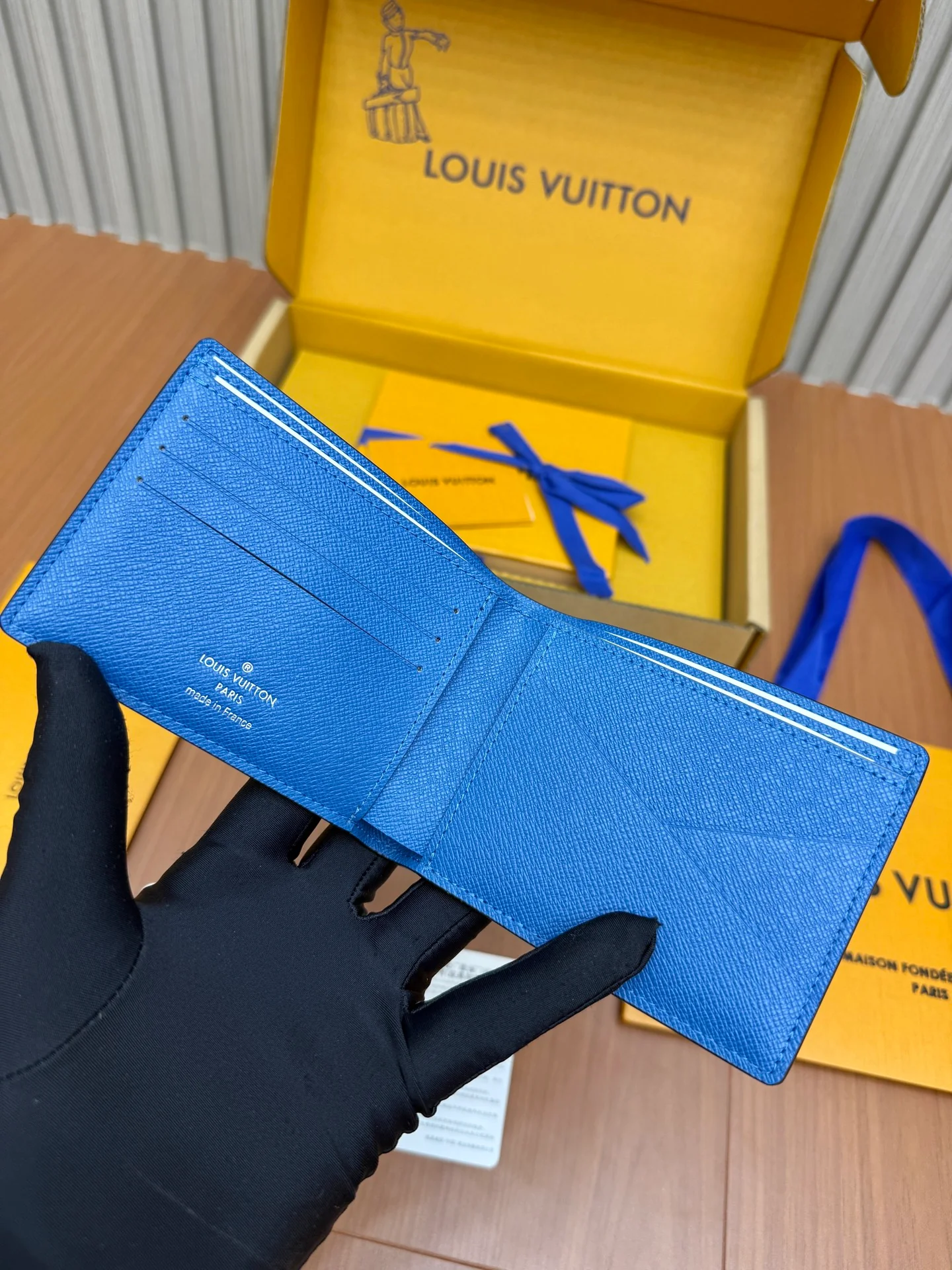 LV-m30995 - Цельностальной визитный кошелек с монограммой королевского синего цвета