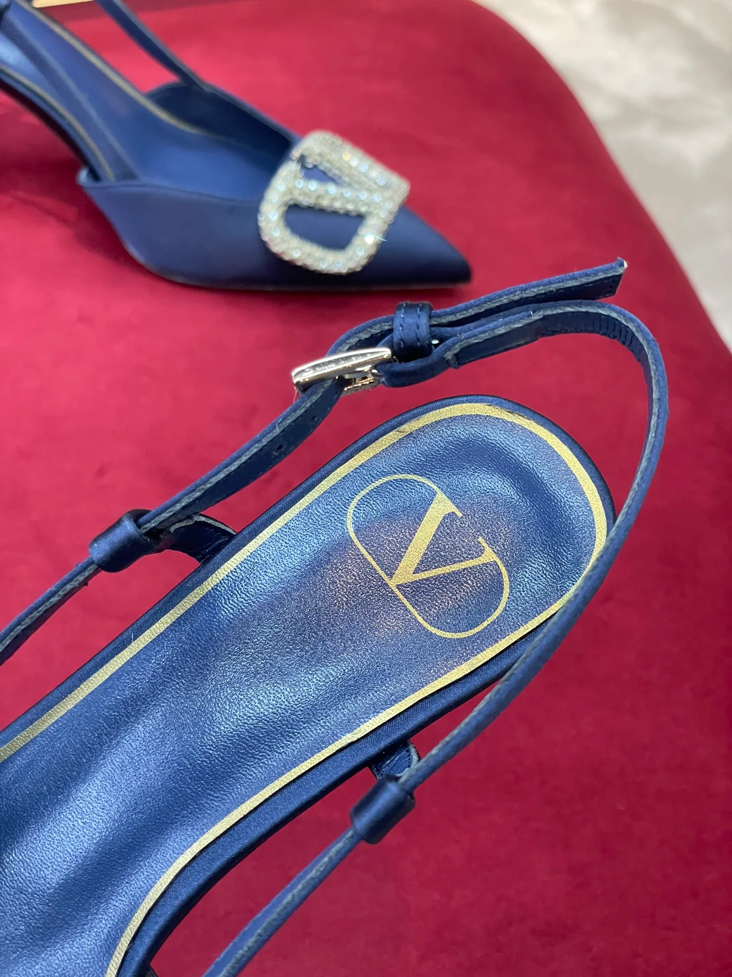 Новинка сезона осень/зима 2022 от Valentino - атласные туфли на каблуке с разрезом и стразами - королевский синий.