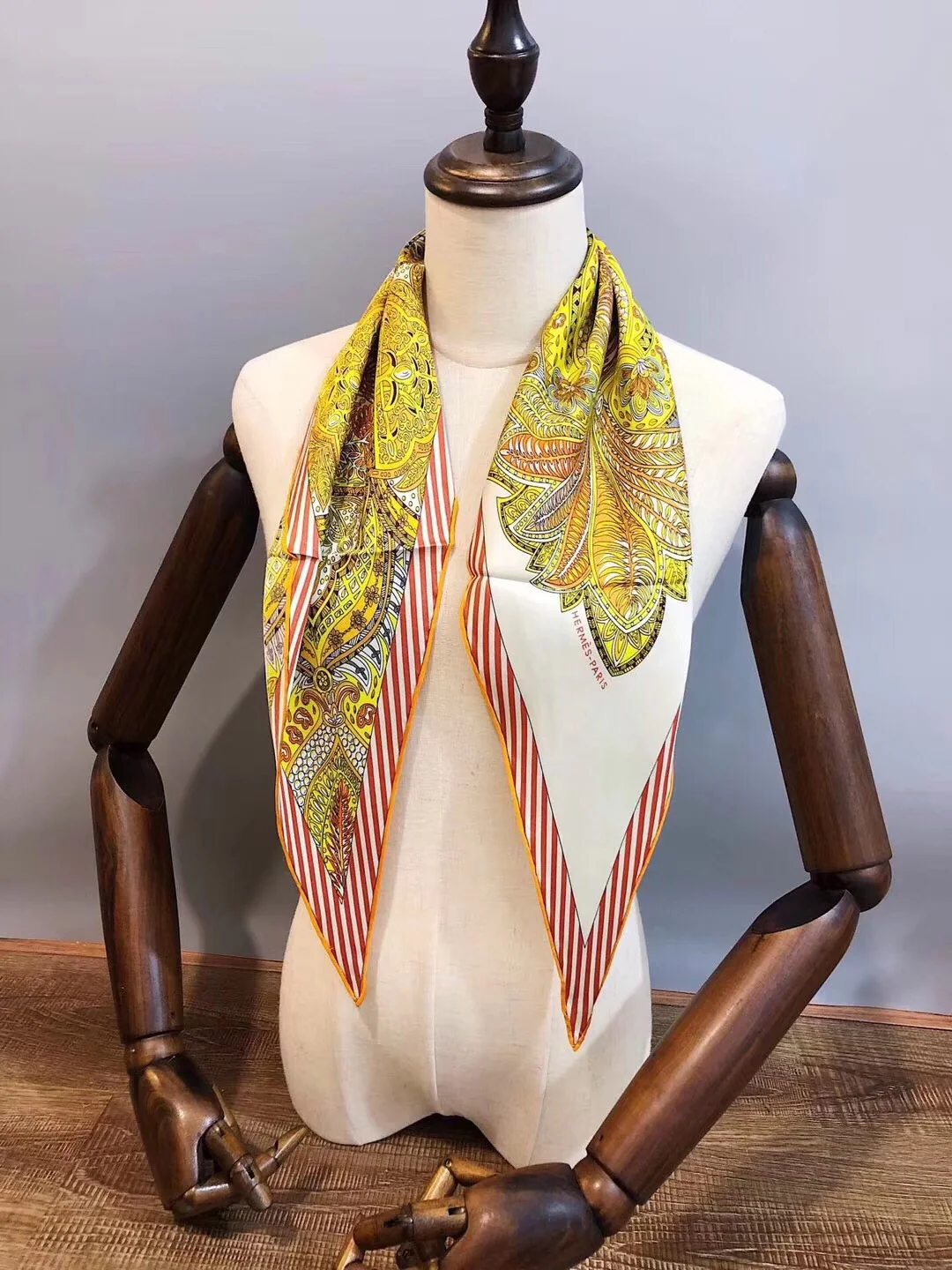 Hermes - Новейший шарф Garden Diamond - 100% - Твиловый шелк - 43-115 см