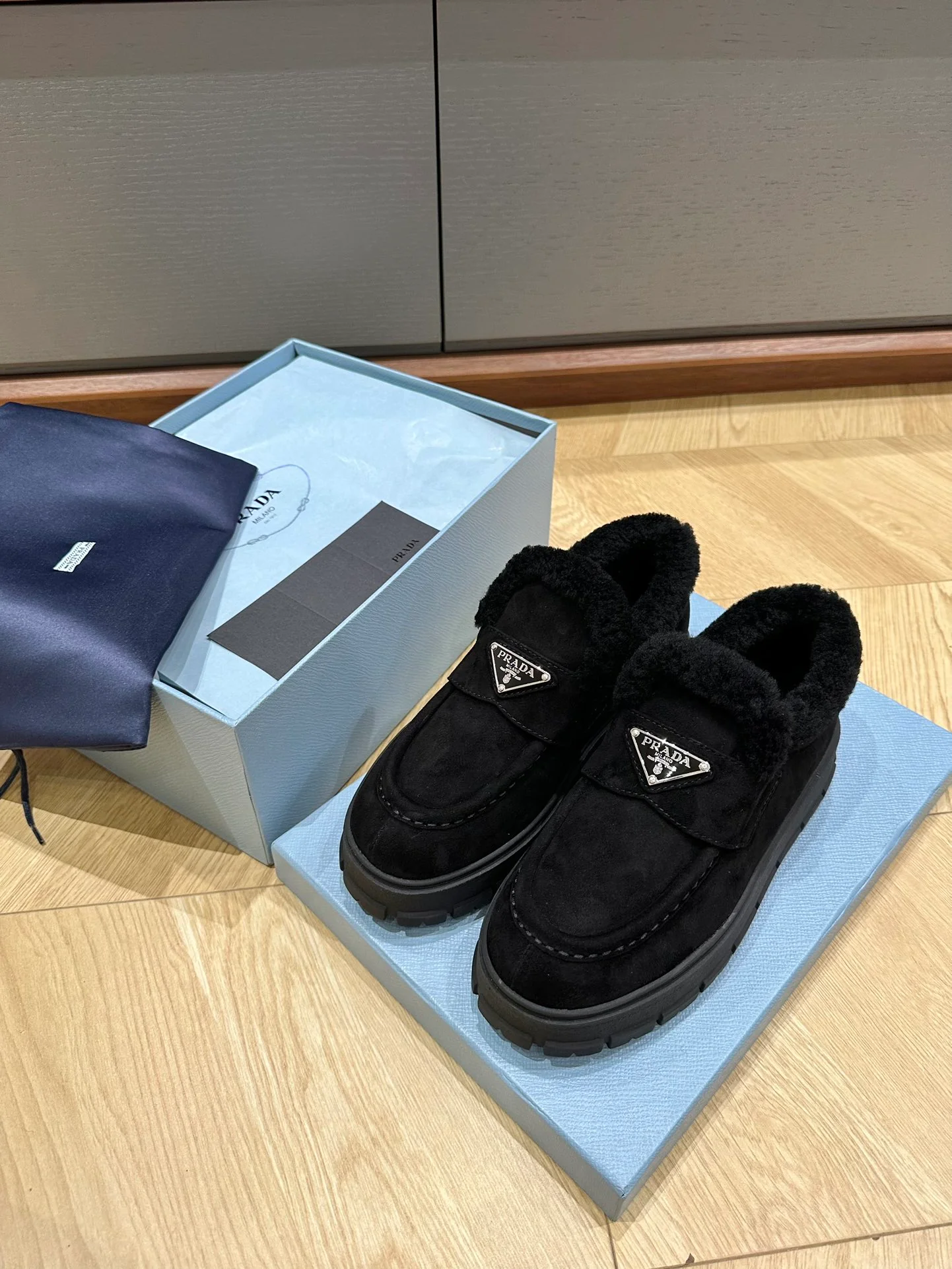 Prada - Замшевые шерстяные лоферы - Черные