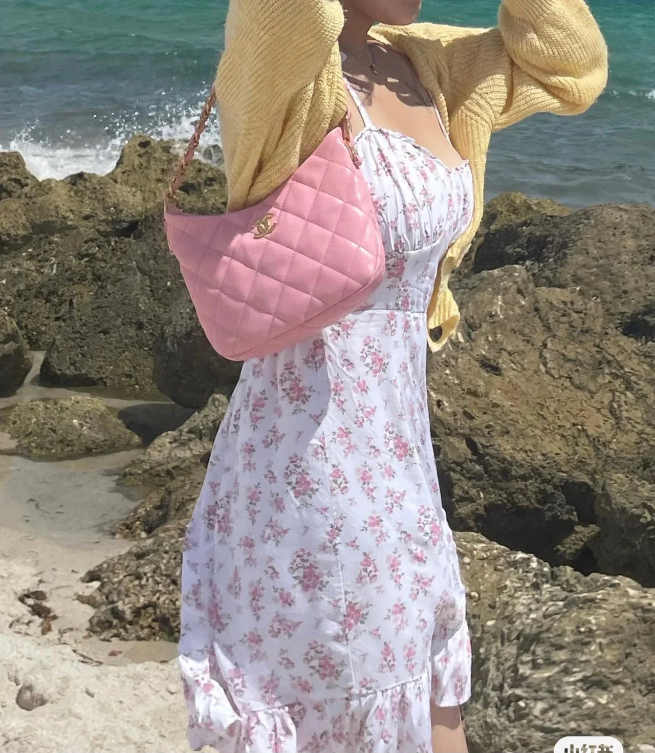 Сумка-хобо Chanel 2022 года, розовая.