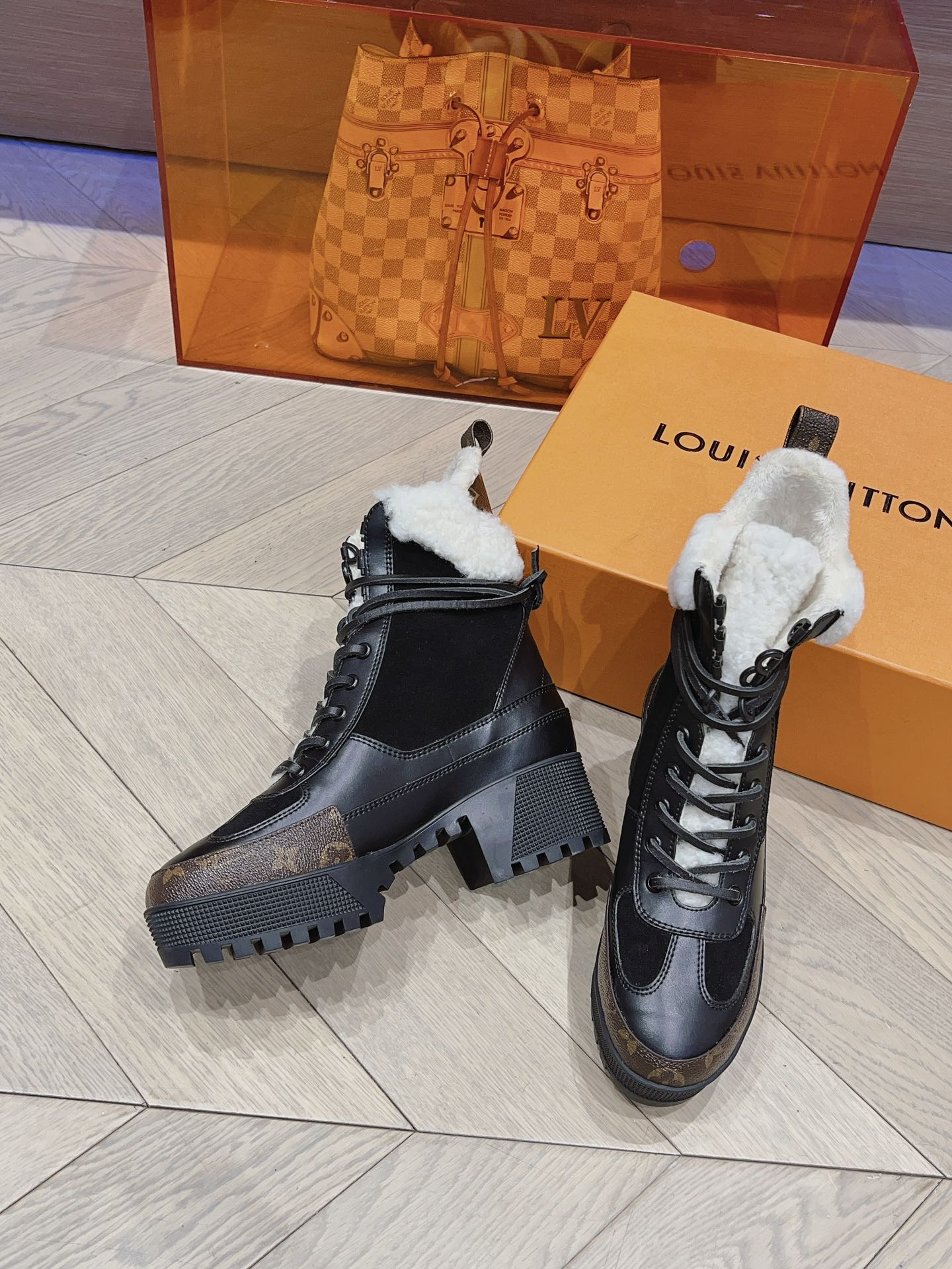 Новинка сезона осень/зима 2023 от LV - Ботинки Мартин на массивном каблуке - Черные