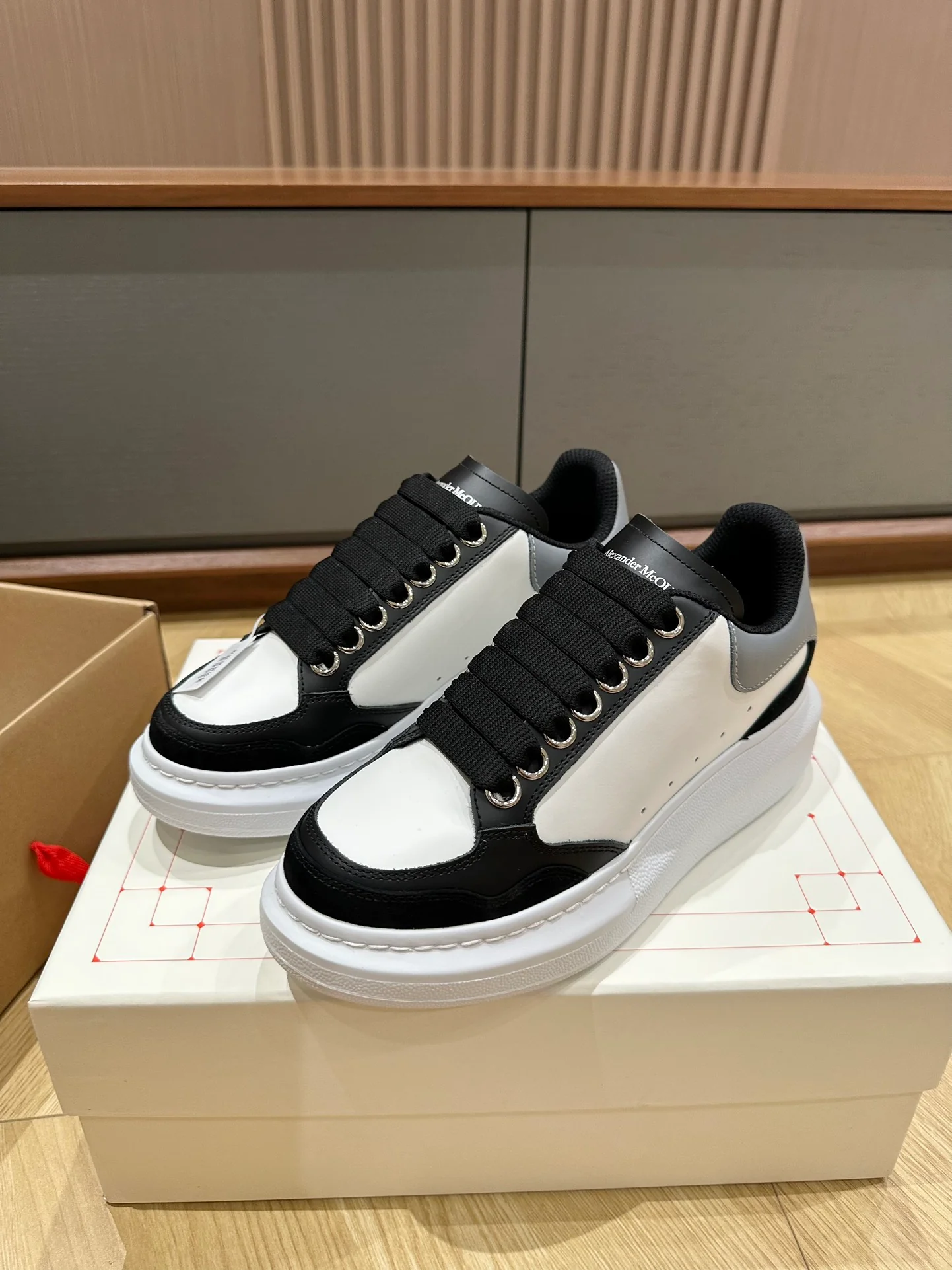 McQueen - Белые кроссовки из телячьей кожи и замши - Унисекс - Черные