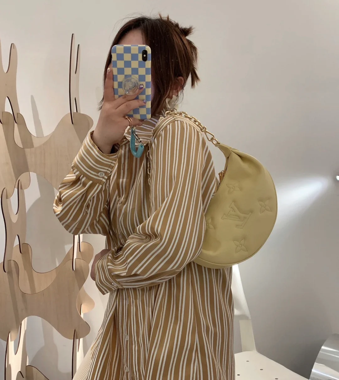 m59823-59799-LV-over-the-moon-handbag-yellow-body photo