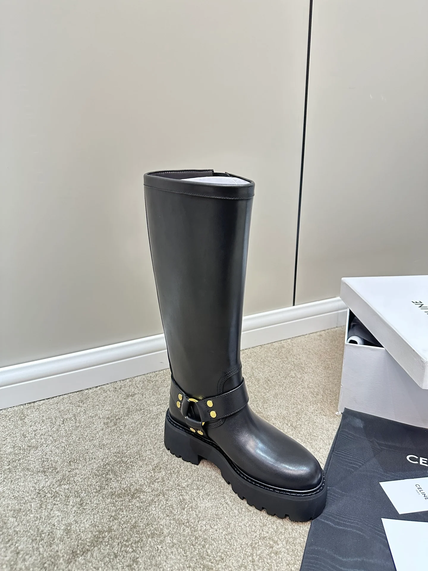 Образ с показа Celine осень/зима 2023 — высокие сапоги — черные
