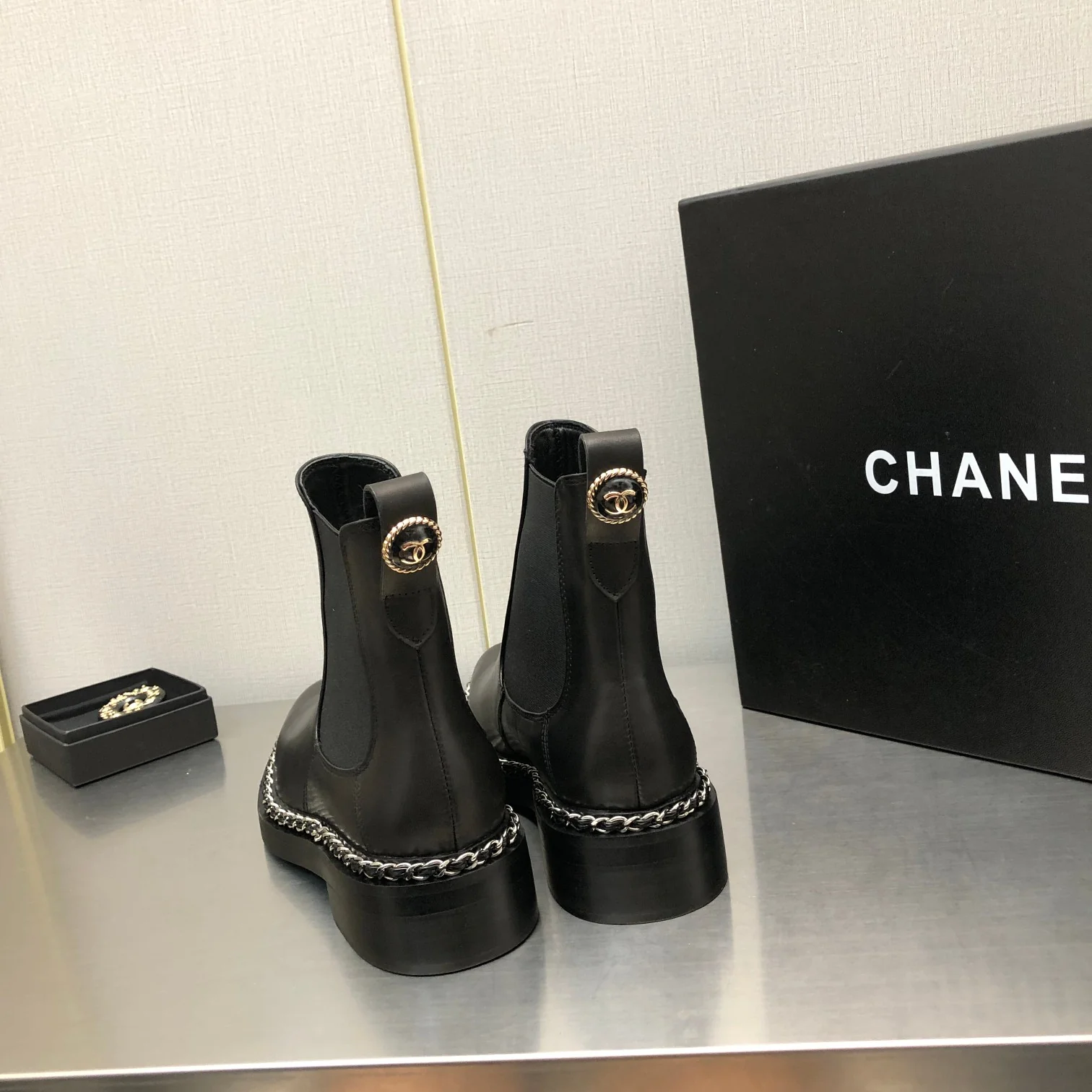 Chanel - Ботильоны в британском стиле с кожаной цепочкой - 1