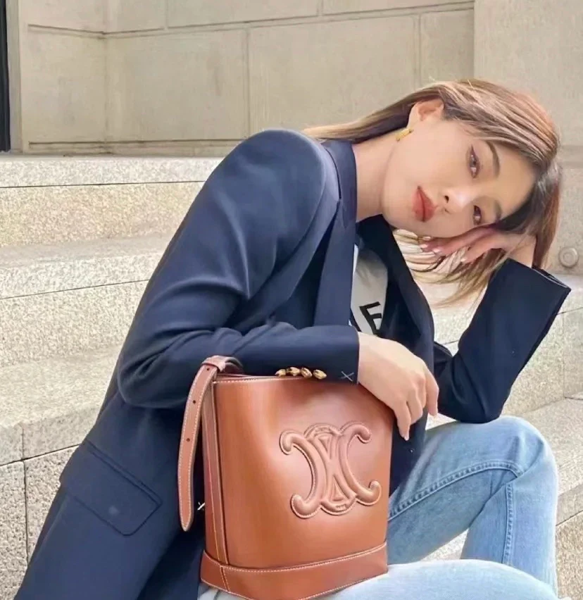 Маленькая коричневая кожаная сумка-ведро Celine Cuir Triomphe