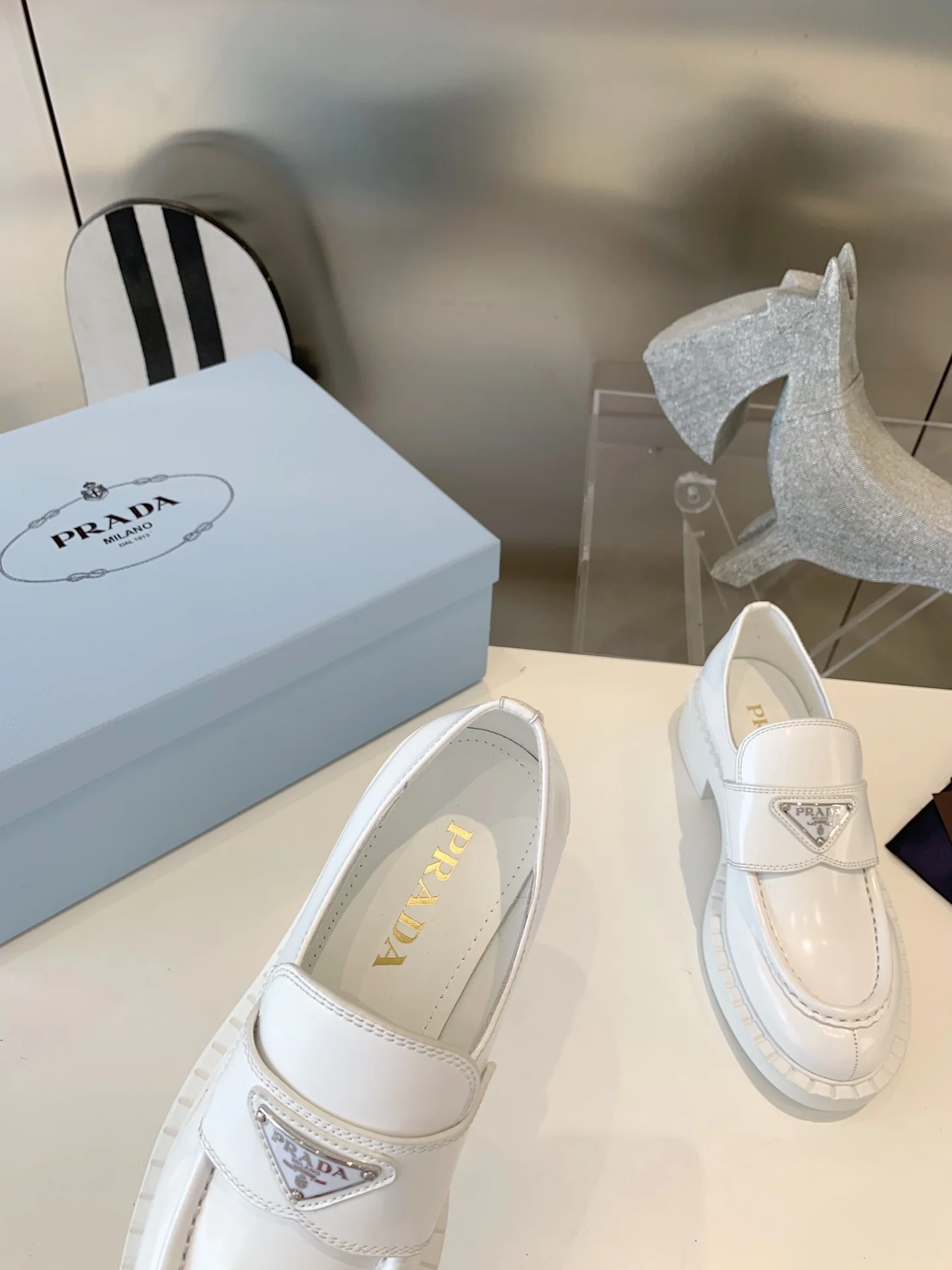 Лоферы Prada Gear - белые